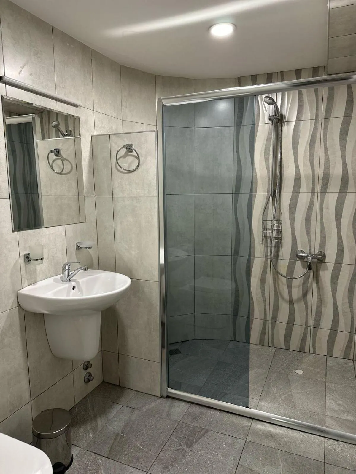 Shower in Hotel Aira Plaza