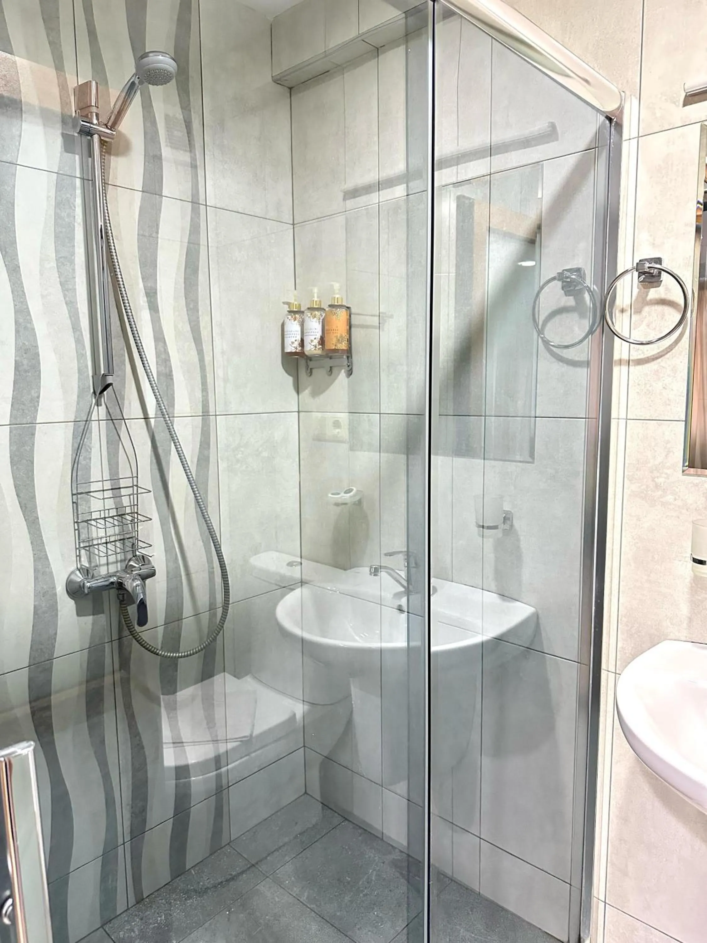 Shower in Hotel Aira Plaza