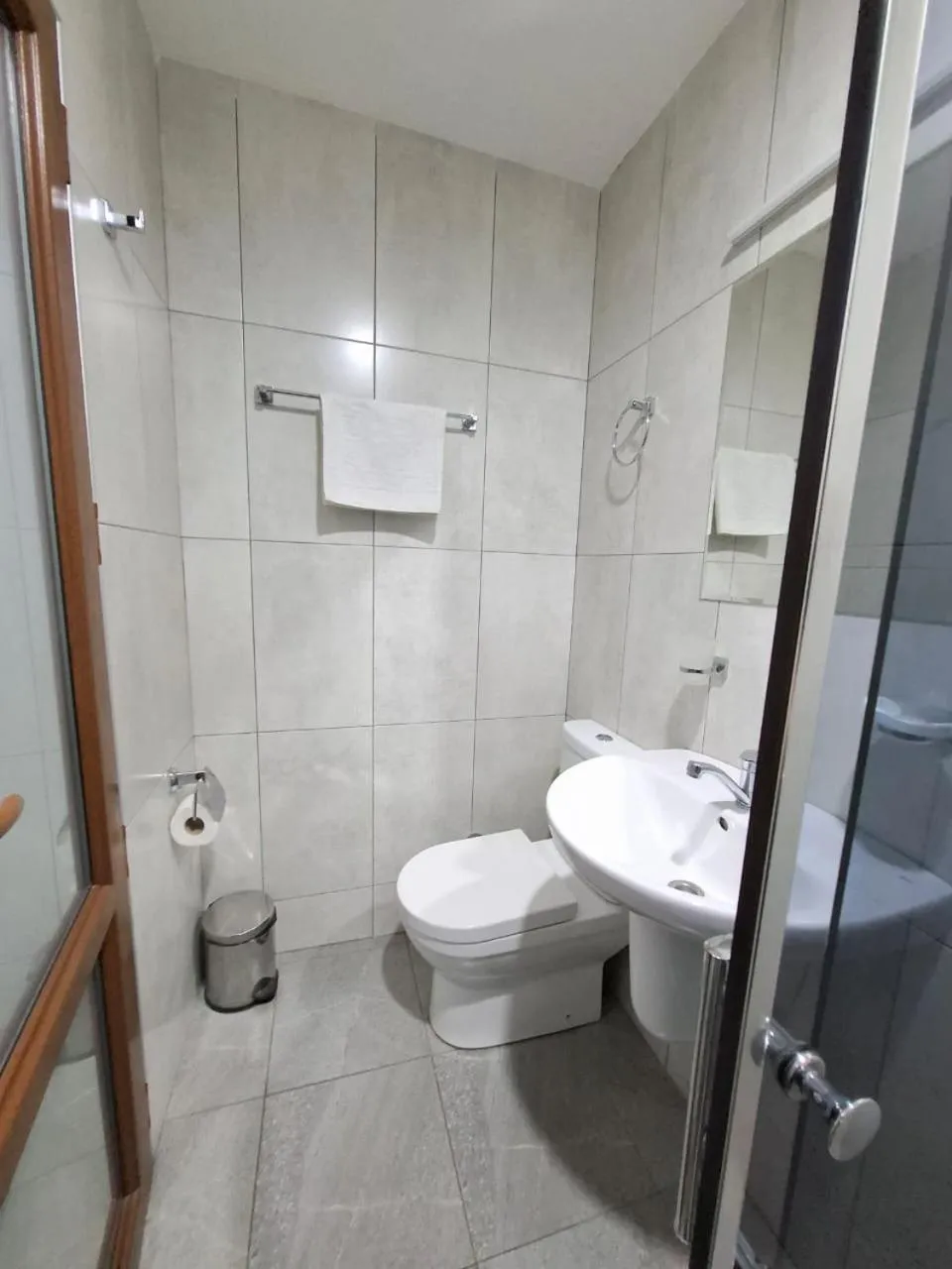 Shower in Hotel Aira Plaza