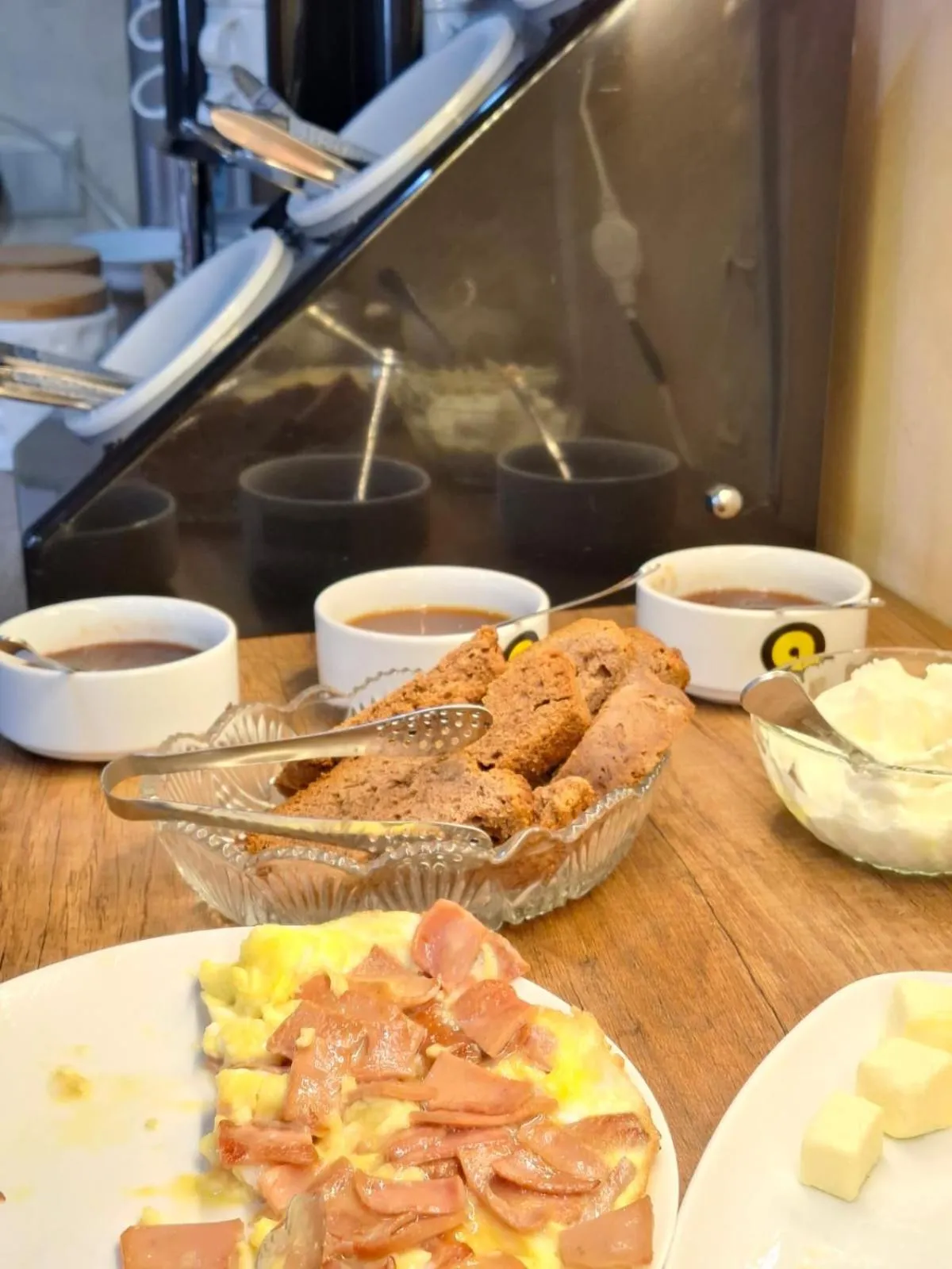 Food and drinks in Hotel Aira Plaza