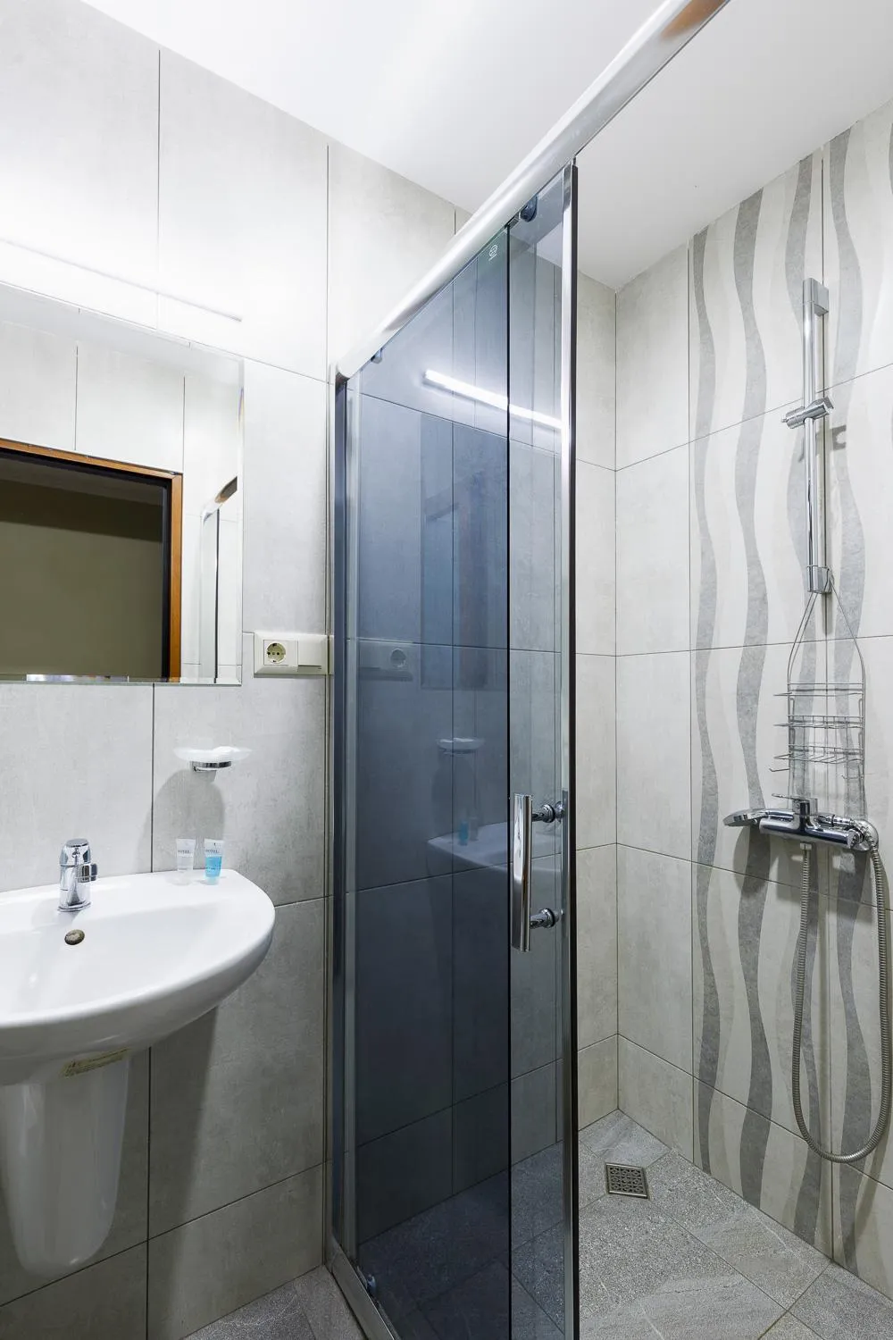 Shower in Hotel Aira Plaza