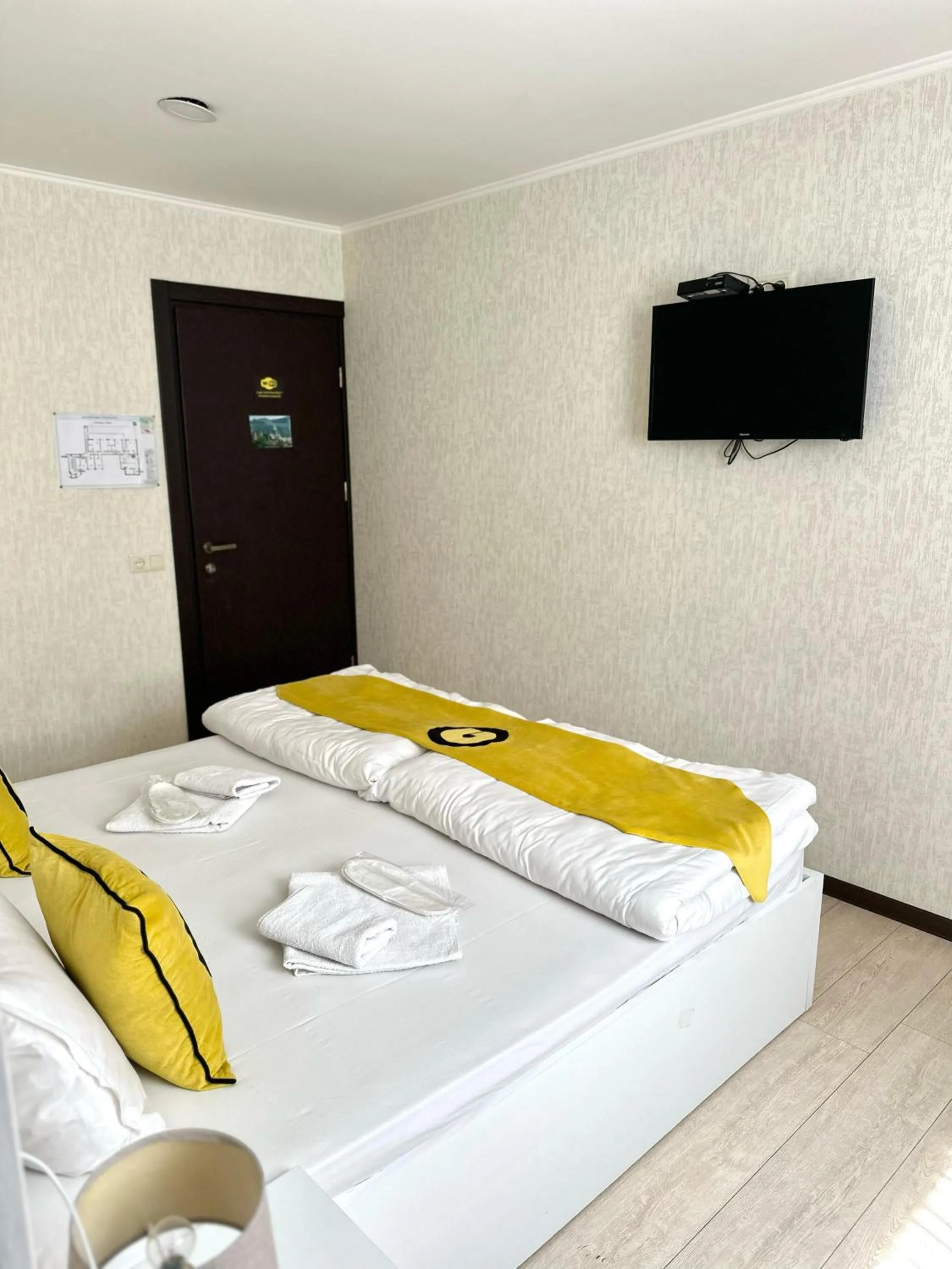 Communal lounge/ TV room in Hotel Aira Plaza