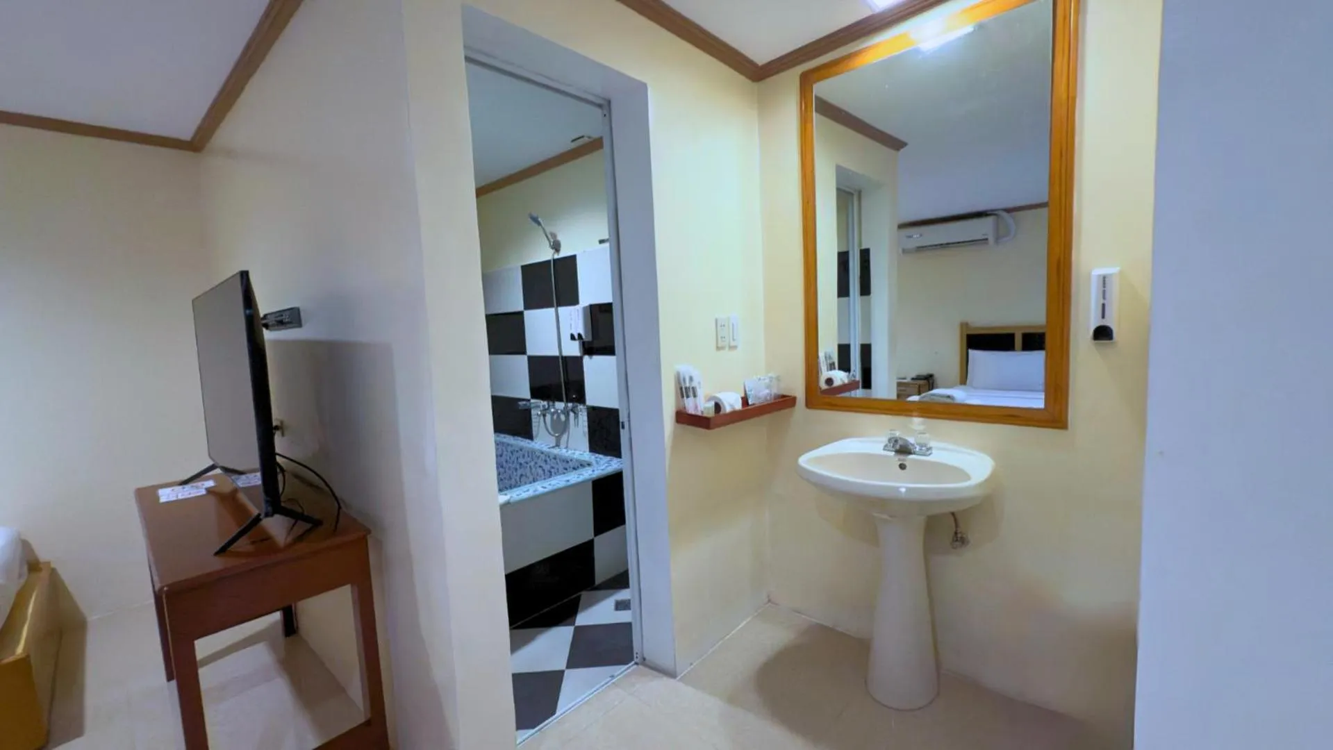 Shower in Whiterock Beach Hotel and Waterpark