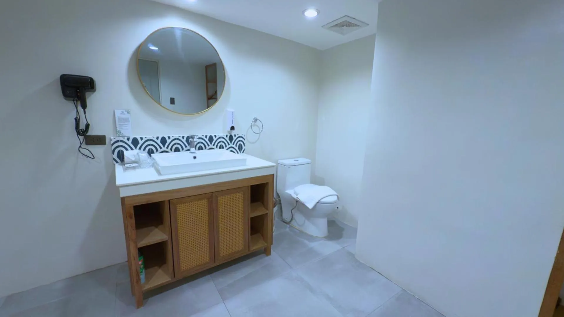 Toilet in Whiterock Beach Hotel and Waterpark