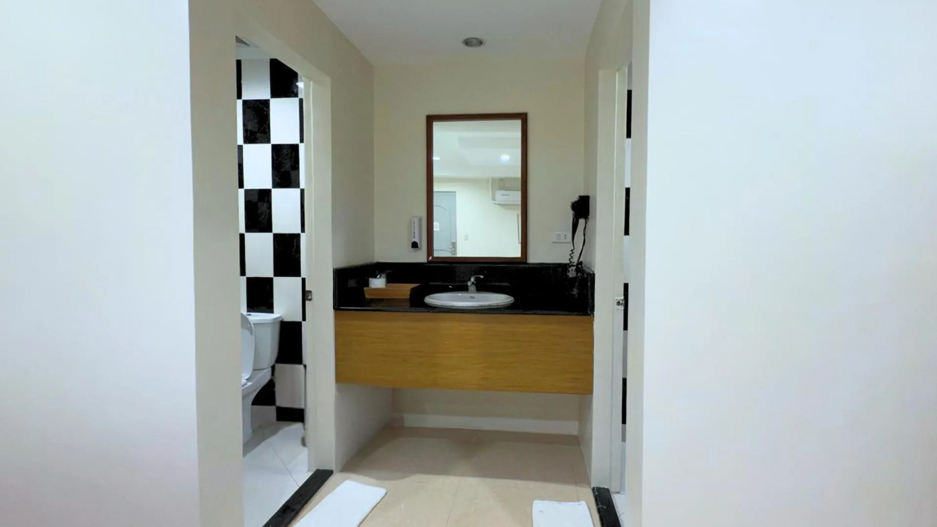 Toilet in Whiterock Beach Hotel and Waterpark