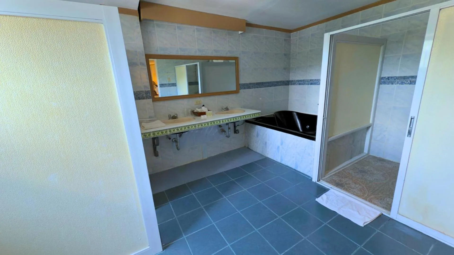 Shower in Whiterock Beach Hotel and Waterpark