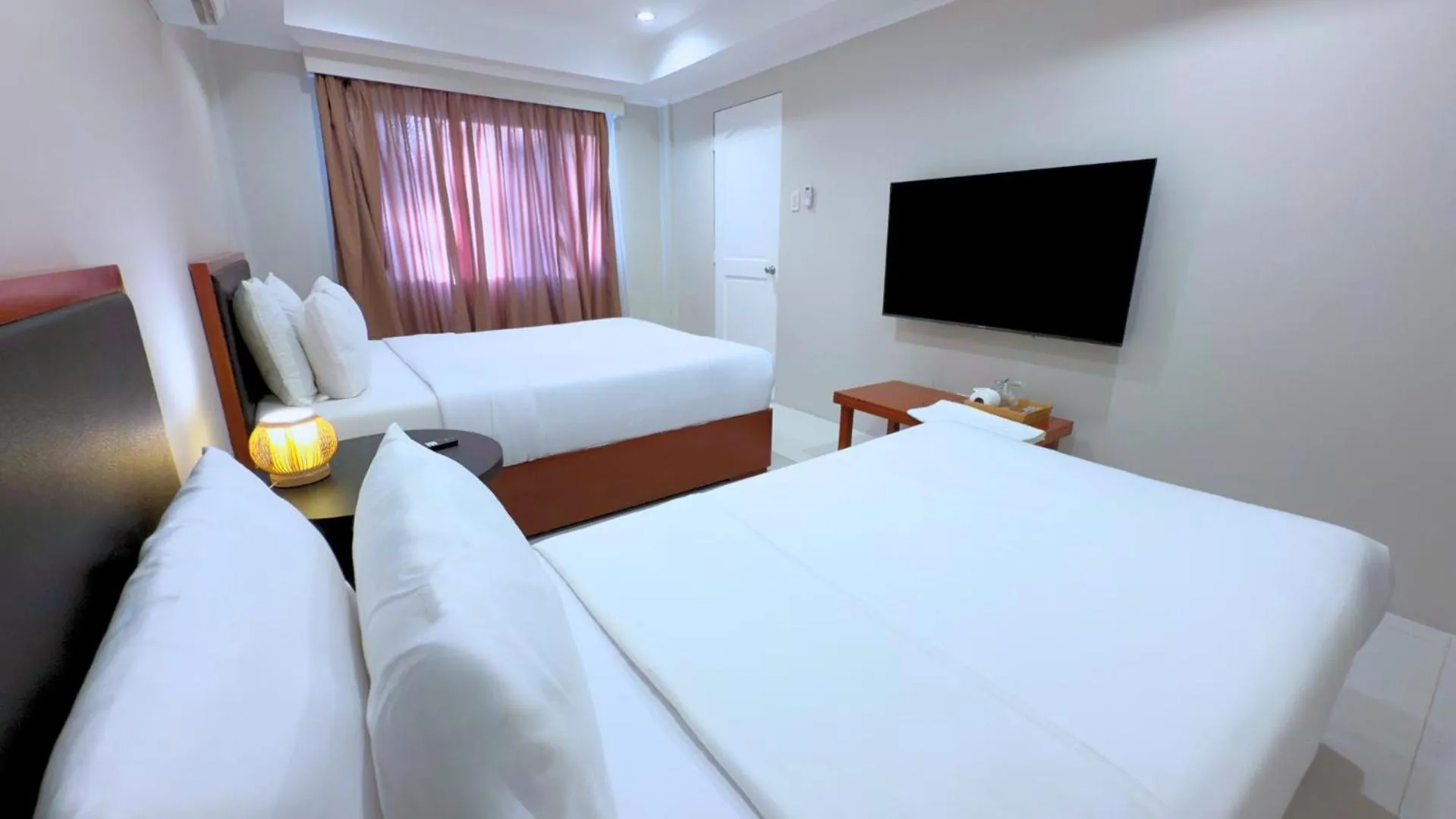 TV and multimedia, Bed in Whiterock Beach Hotel and Waterpark