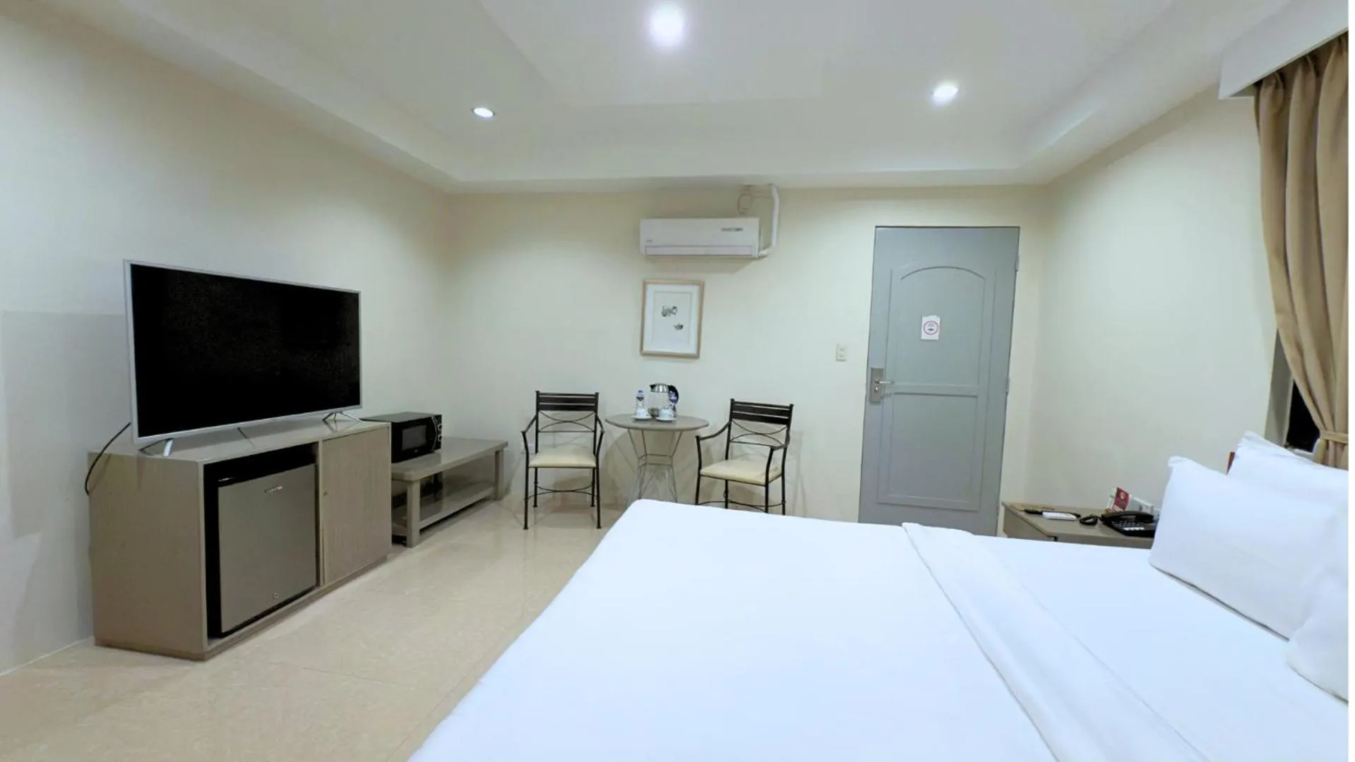 Bedroom, Bed in Whiterock Beach Hotel and Waterpark