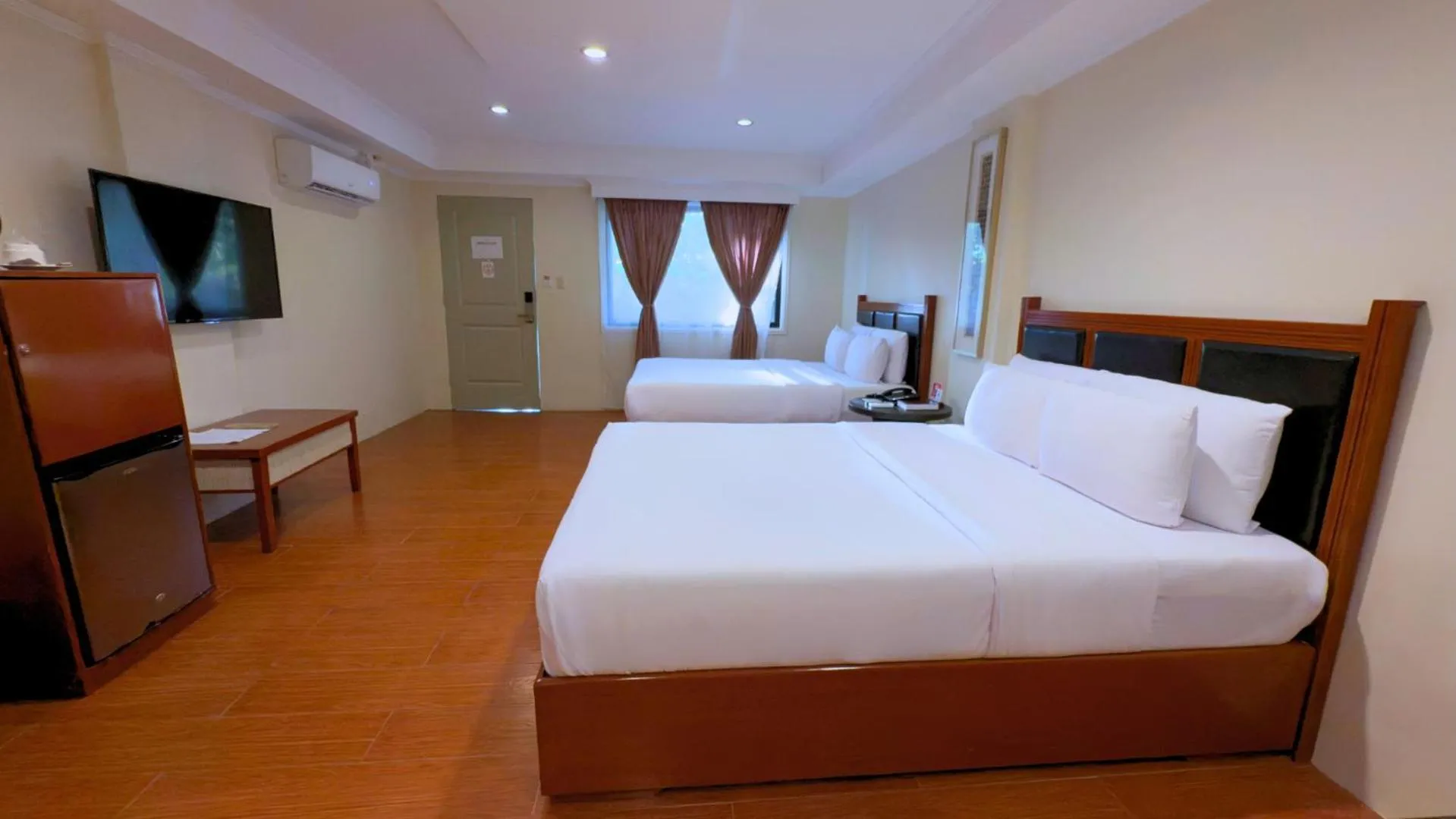 Bedroom, Bed in Whiterock Beach Hotel and Waterpark