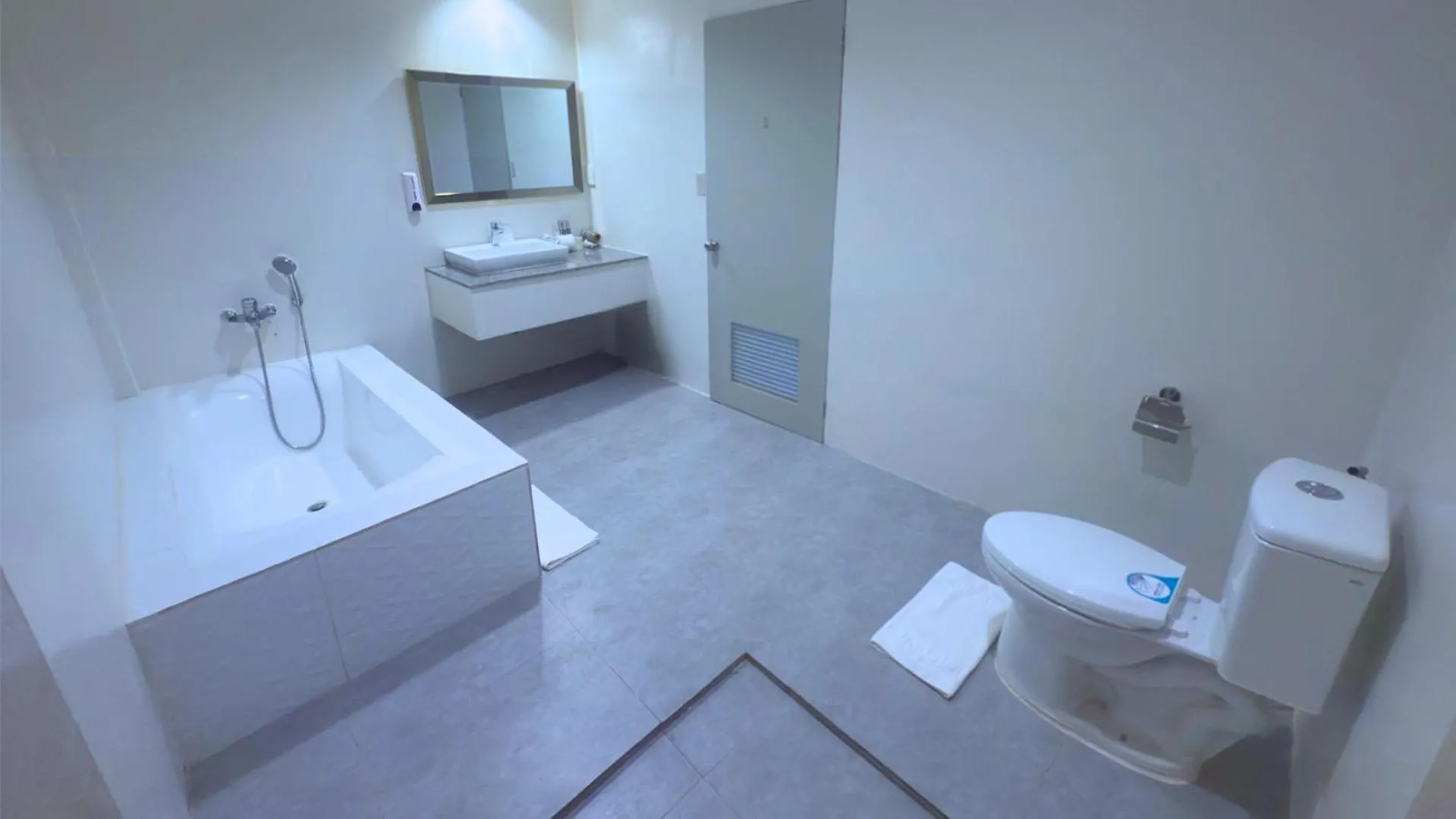 Toilet in Whiterock Beach Hotel and Waterpark