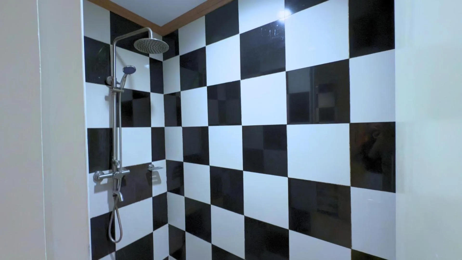 Shower in Whiterock Beach Hotel and Waterpark