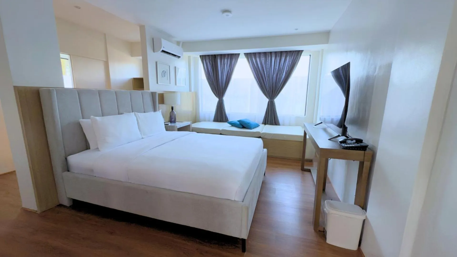 Bedroom, Bed in Whiterock Beach Hotel and Waterpark