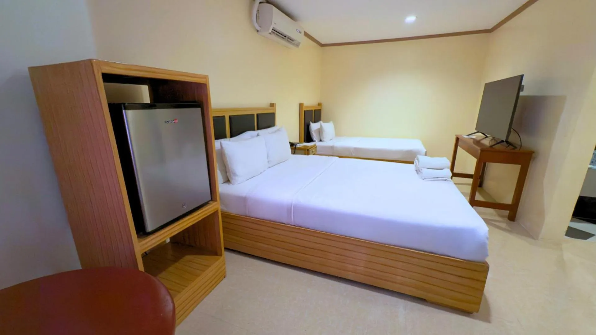 TV and multimedia, Bed in Whiterock Beach Hotel and Waterpark