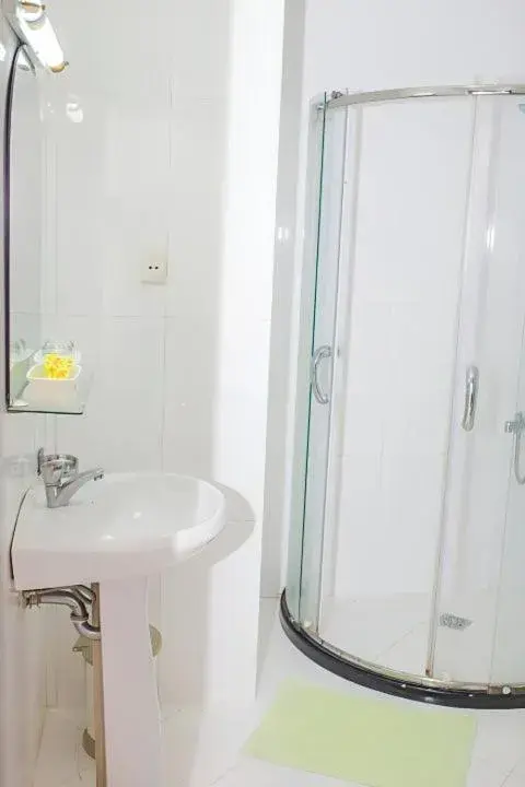 Triple Room with City View in Kim Khoi Hotel Triple Room with City View in Kim Khoi Hotel