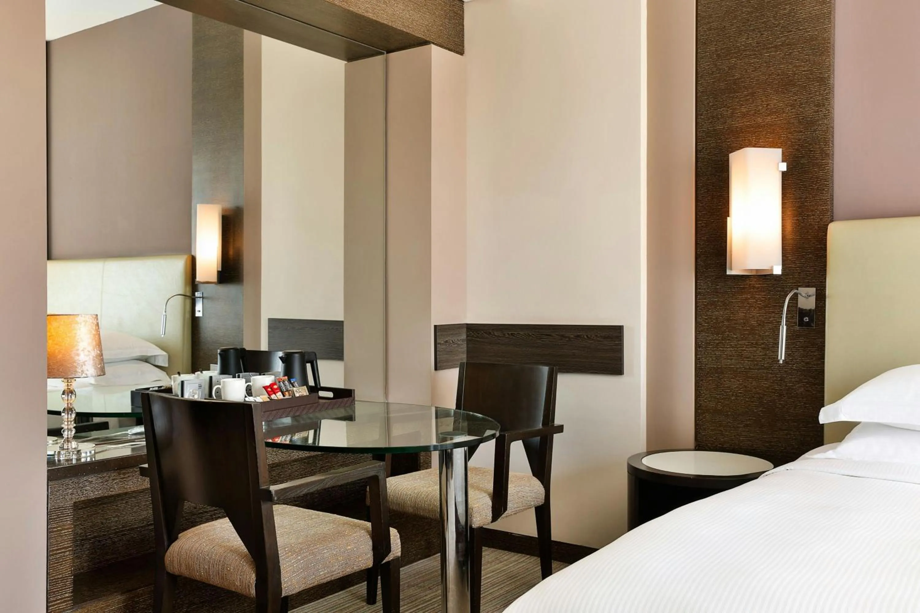 Kitchen or kitchenette, Bed in Four Points by Sheraton Al Ain