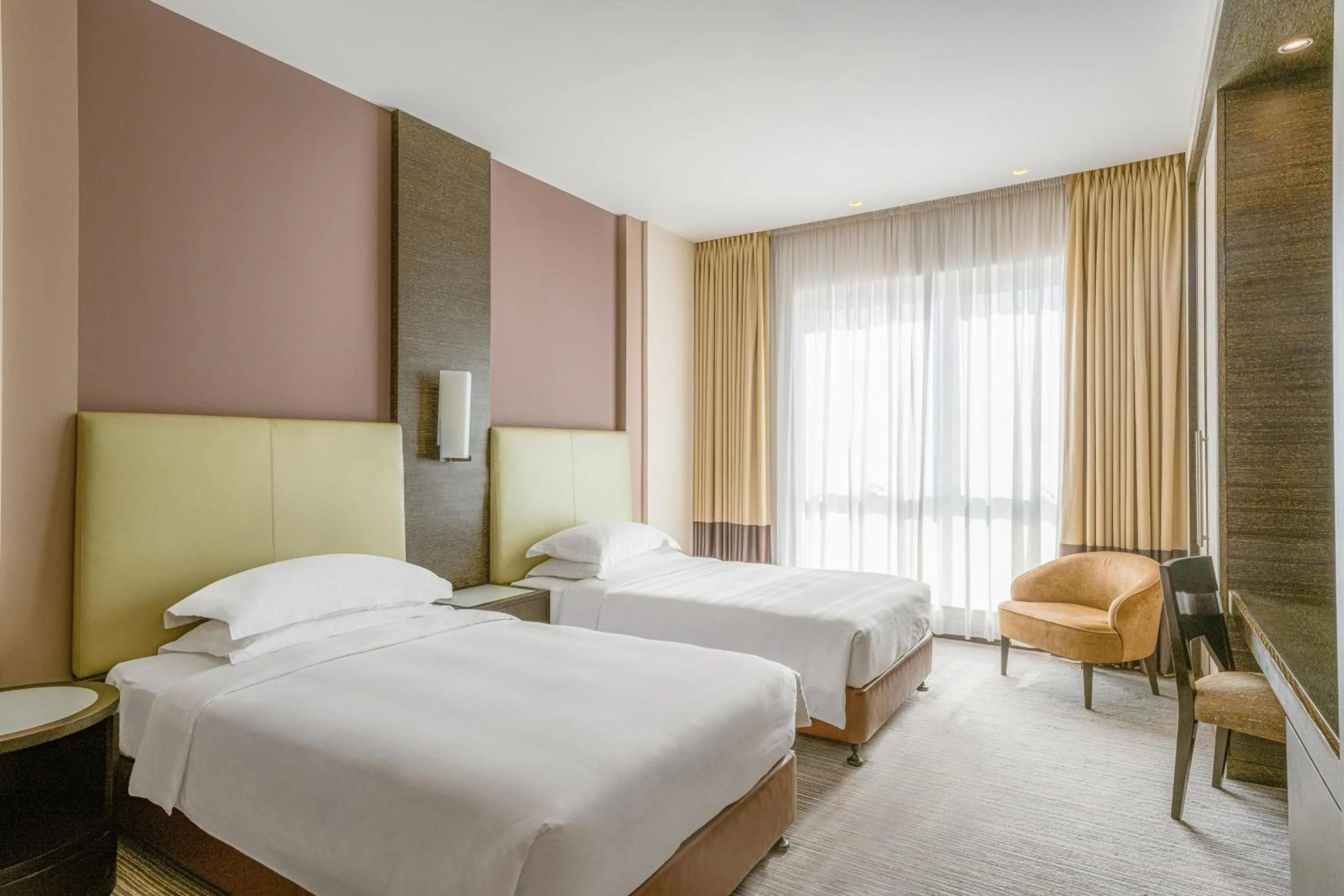 Photo of the whole room, Bed in Four Points by Sheraton Al Ain