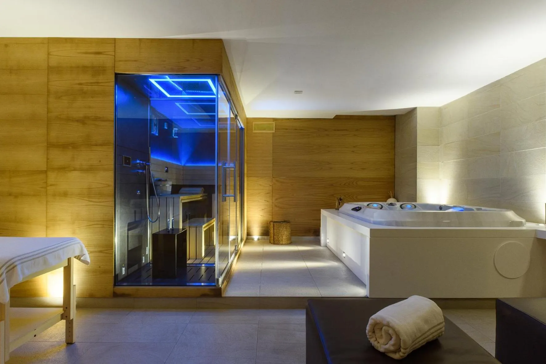 Hot Tub, Bed in Cumeja Beach Club & Hotel