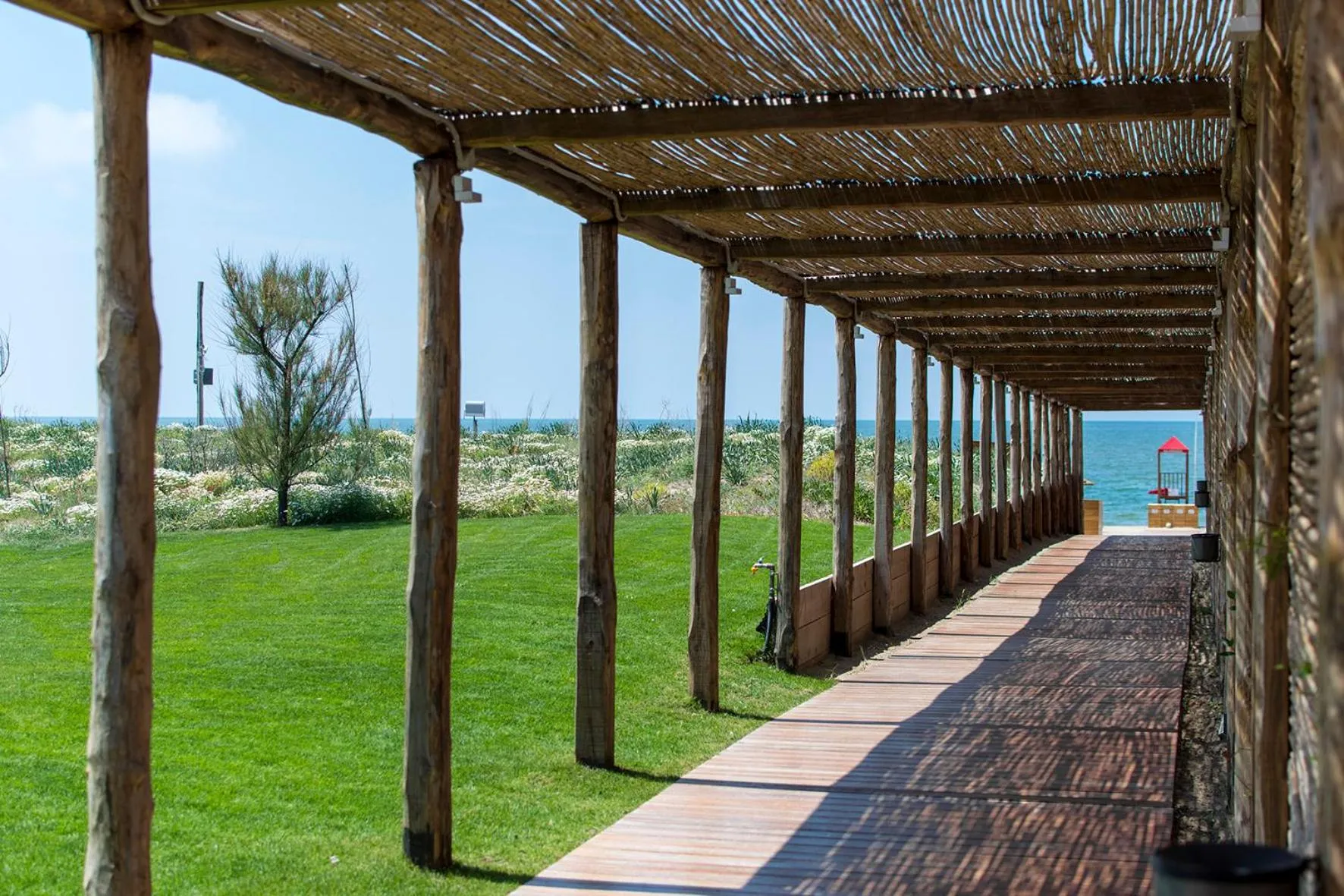 Garden in Cumeja Beach Club & Hotel