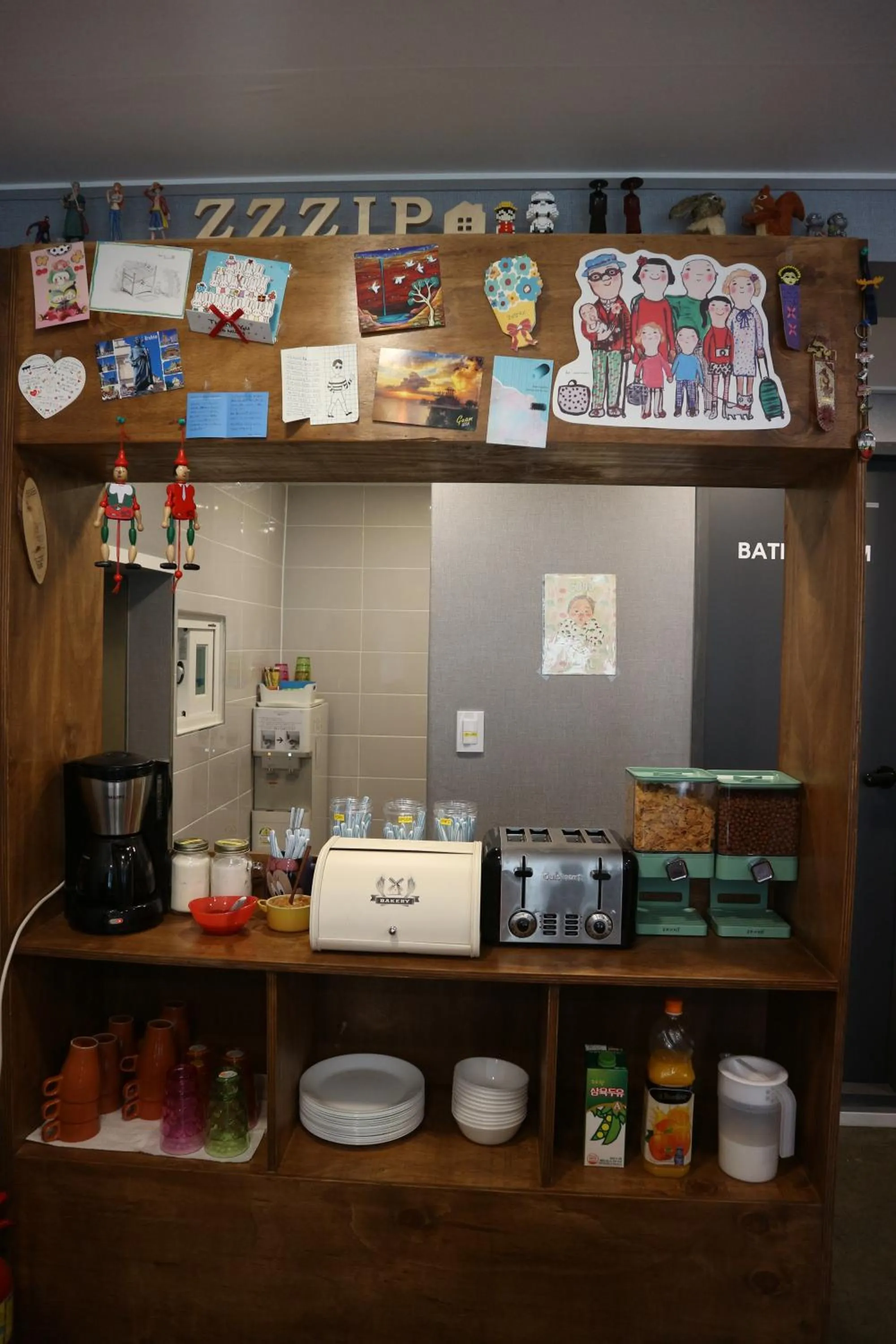 Communal kitchen in Zzzip Guesthouse in Hongdae