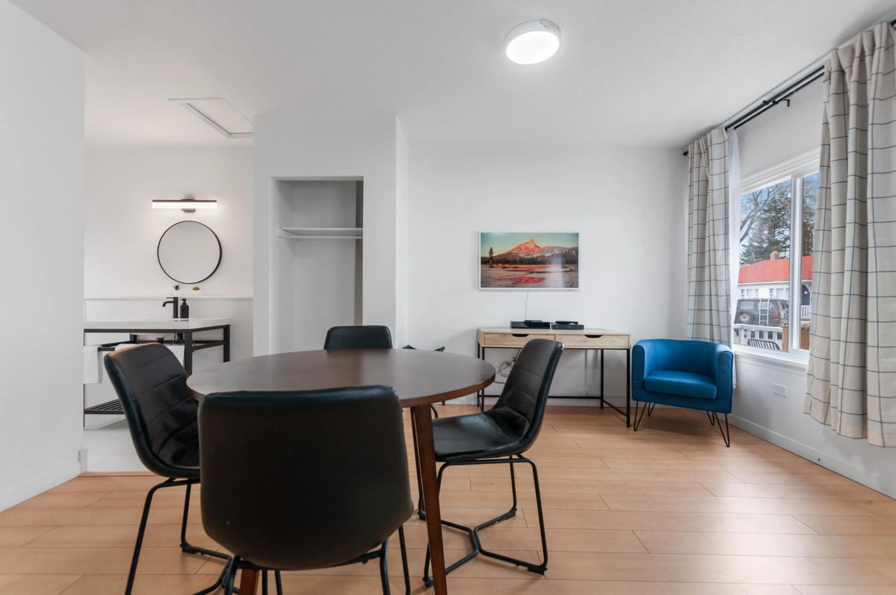Dining area in Kettle Valley Beach Resort