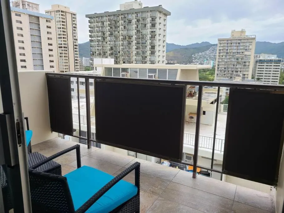 Lovely Condo 2 Bedrooms, 2 bathrooms, free 1 Parking at Waikiki Beach