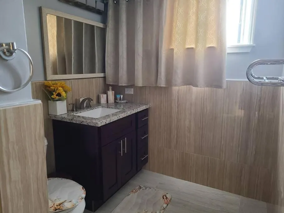 Lovely Condo 2 Bedrooms, 2 bathrooms, free 1 Parking at Waikiki Beach