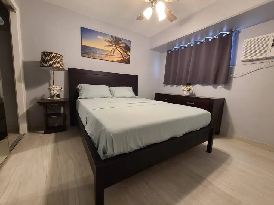 Bed in Lovely Condo 2 Bedrooms, 2 bathrooms, free 1 Parking at Waikiki Beach