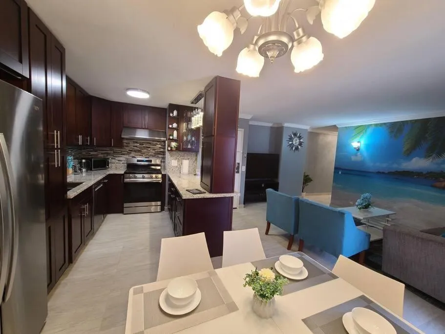 Lovely Condo 2 Bedrooms, 2 bathrooms, free 1 Parking at Waikiki Beach