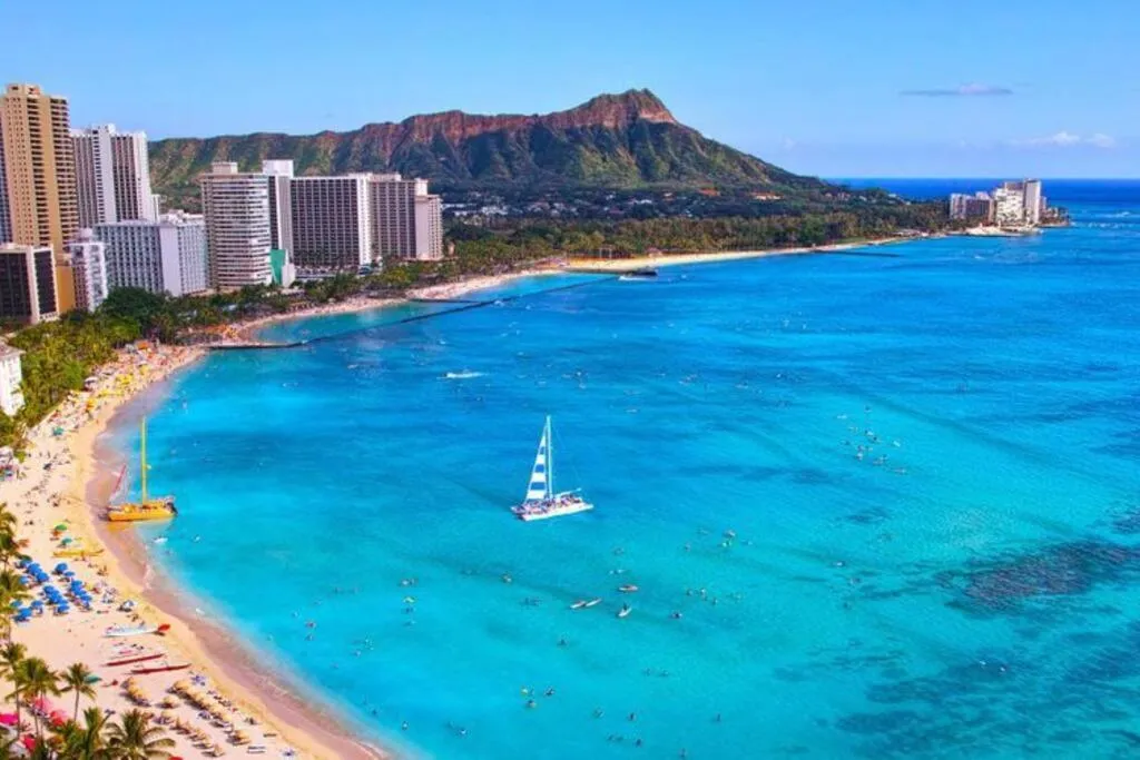 Lovely Condo 2 Bedrooms, 2 bathrooms, free 1 Parking at Waikiki Beach