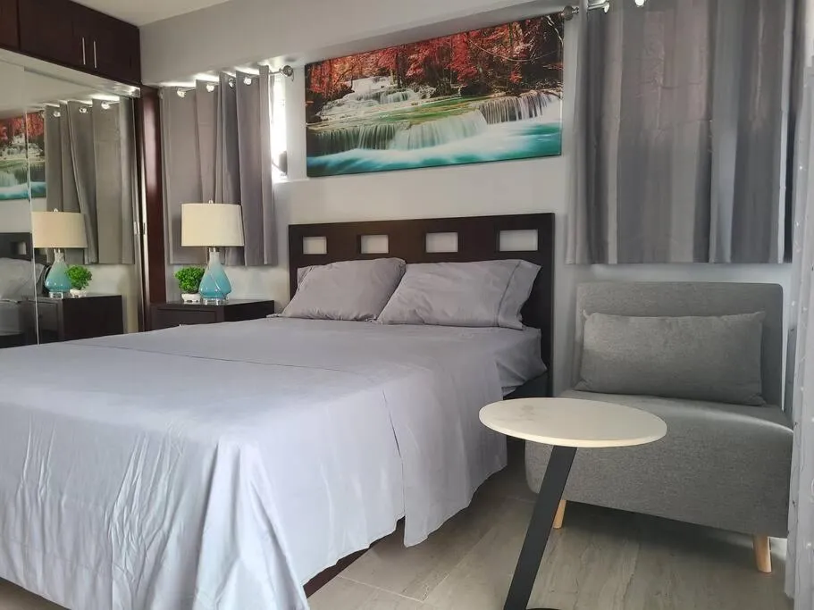 Bed in Lovely Condo 2 Bedrooms, 2 bathrooms, free 1 Parking at Waikiki Beach