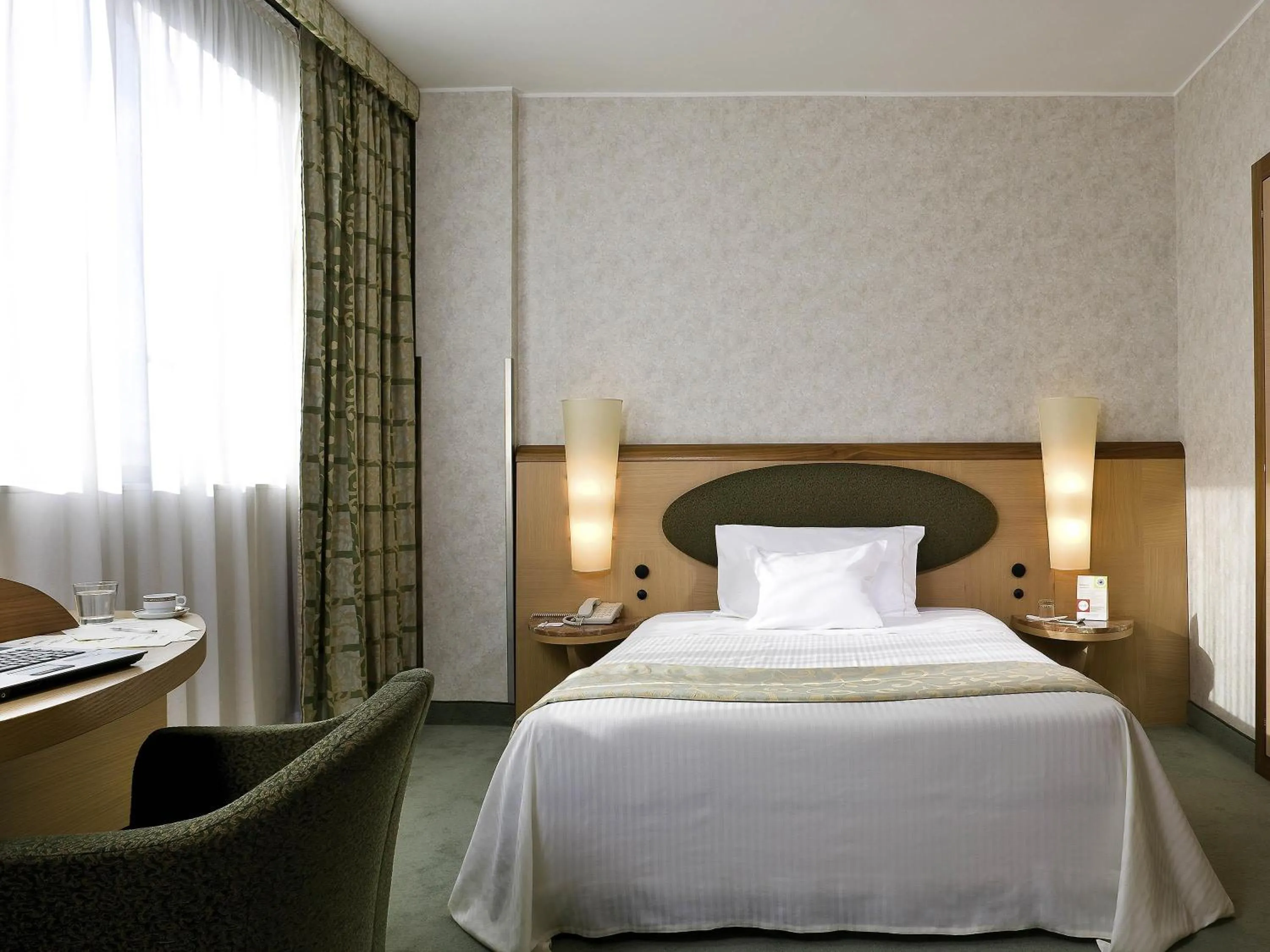 Bedroom, Bed in Mercure Roma West