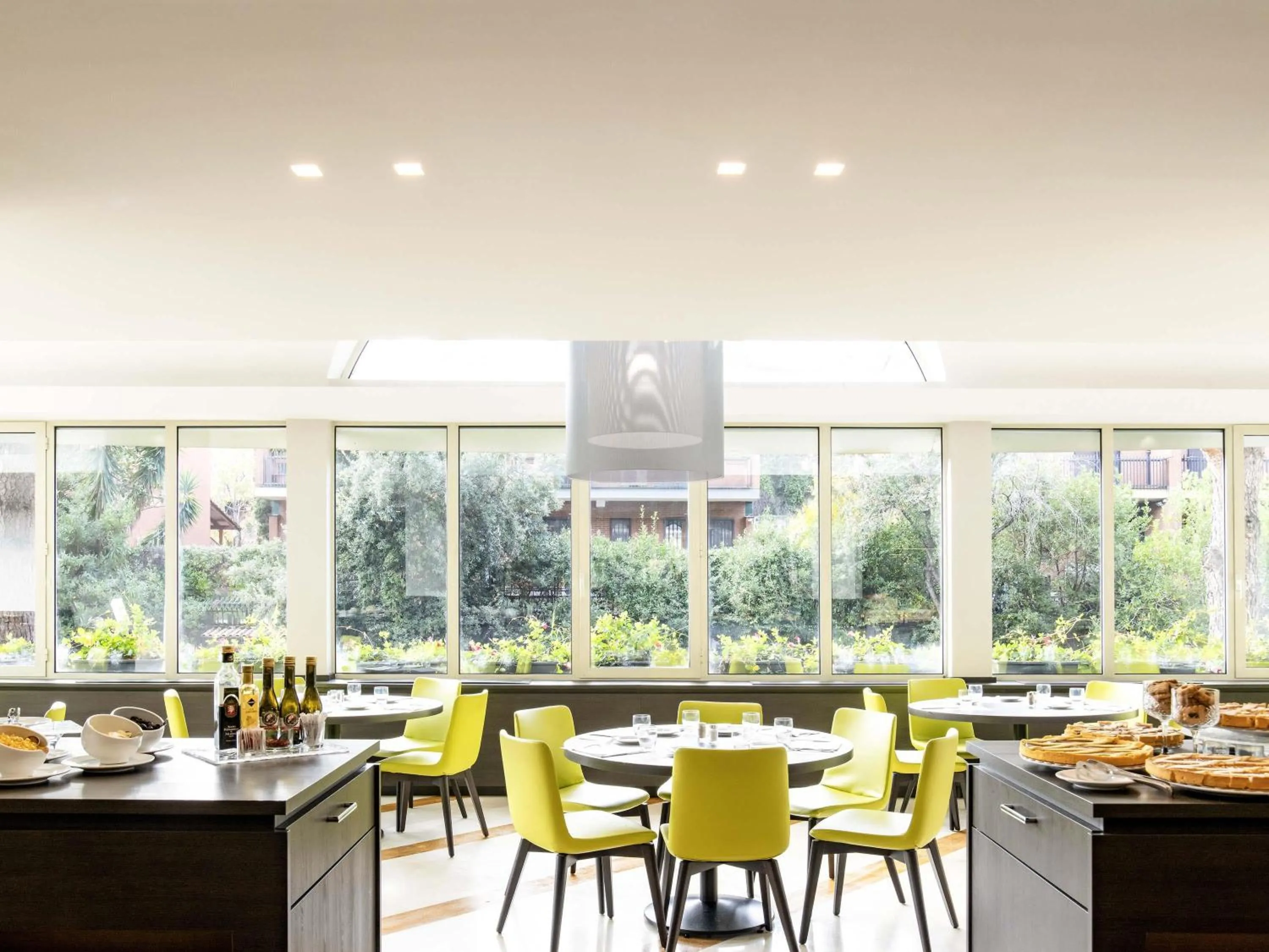 Restaurant/places to eat in Mercure Roma West