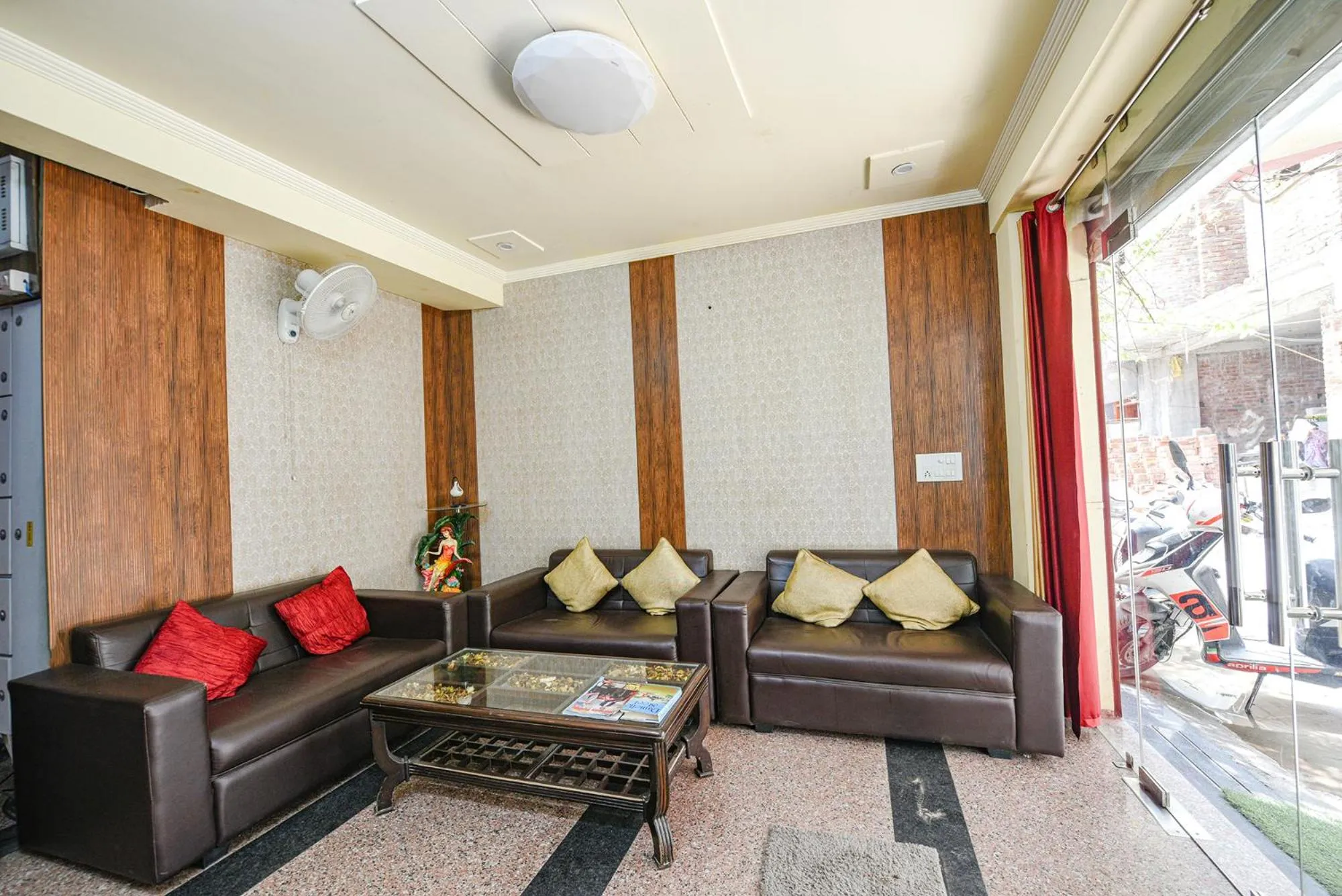 Seating area in FabHotel Ishtara Auberge - Nr Yashobhoomi Convention Centre
