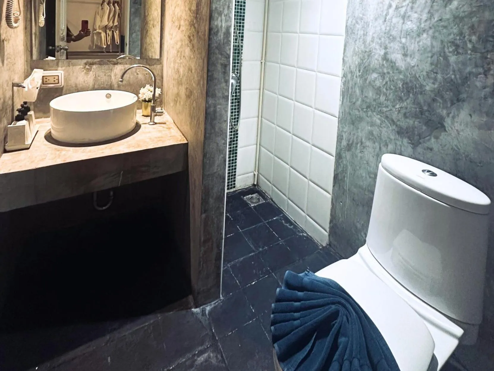 Toilet in TATATA Koh Tao