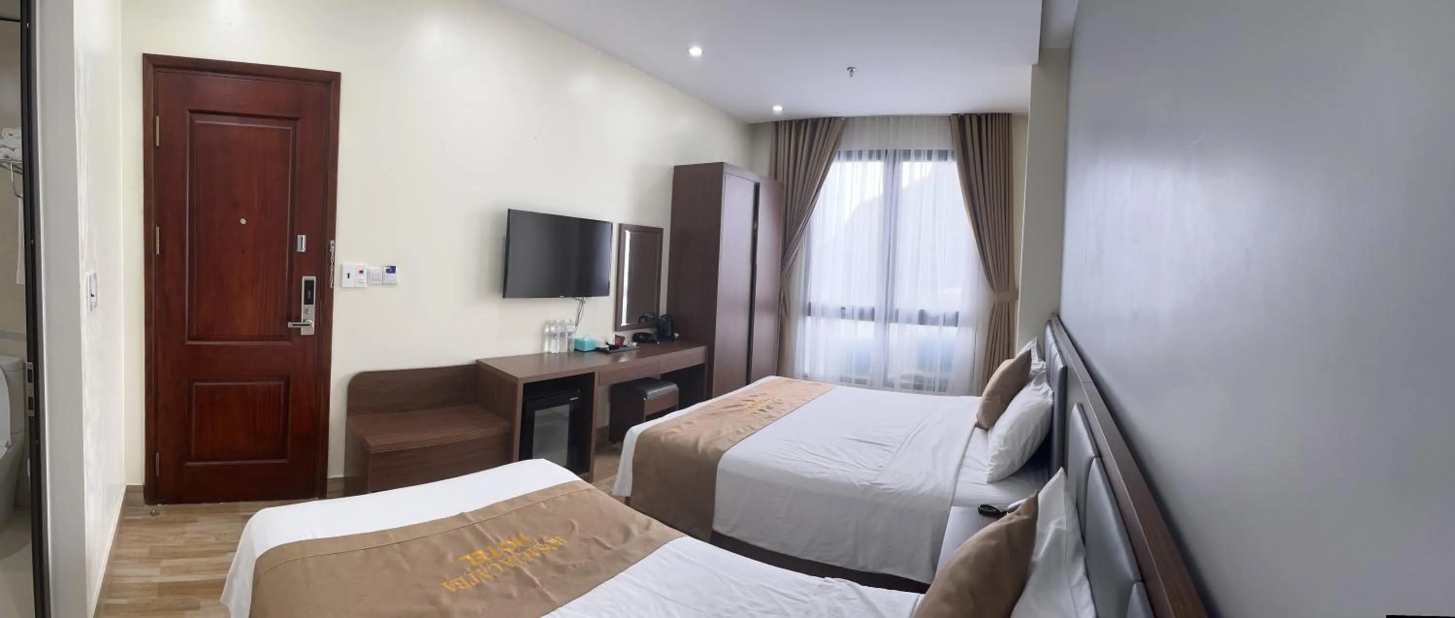 Communal lounge/ TV room, Bed in CAT BA ROSALIA HOTEL