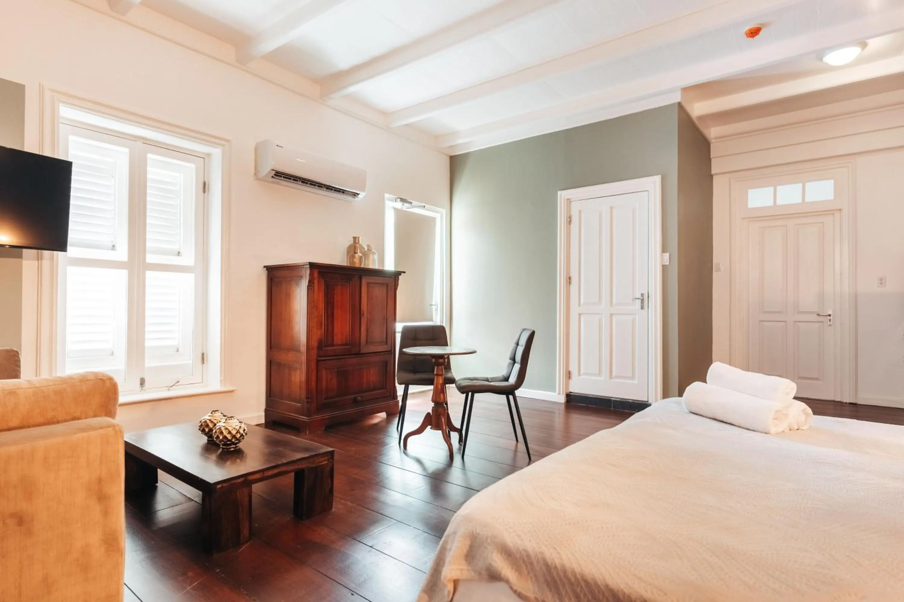 Photo of the whole room, Bed in Atelier Skalo Boutique Hotel