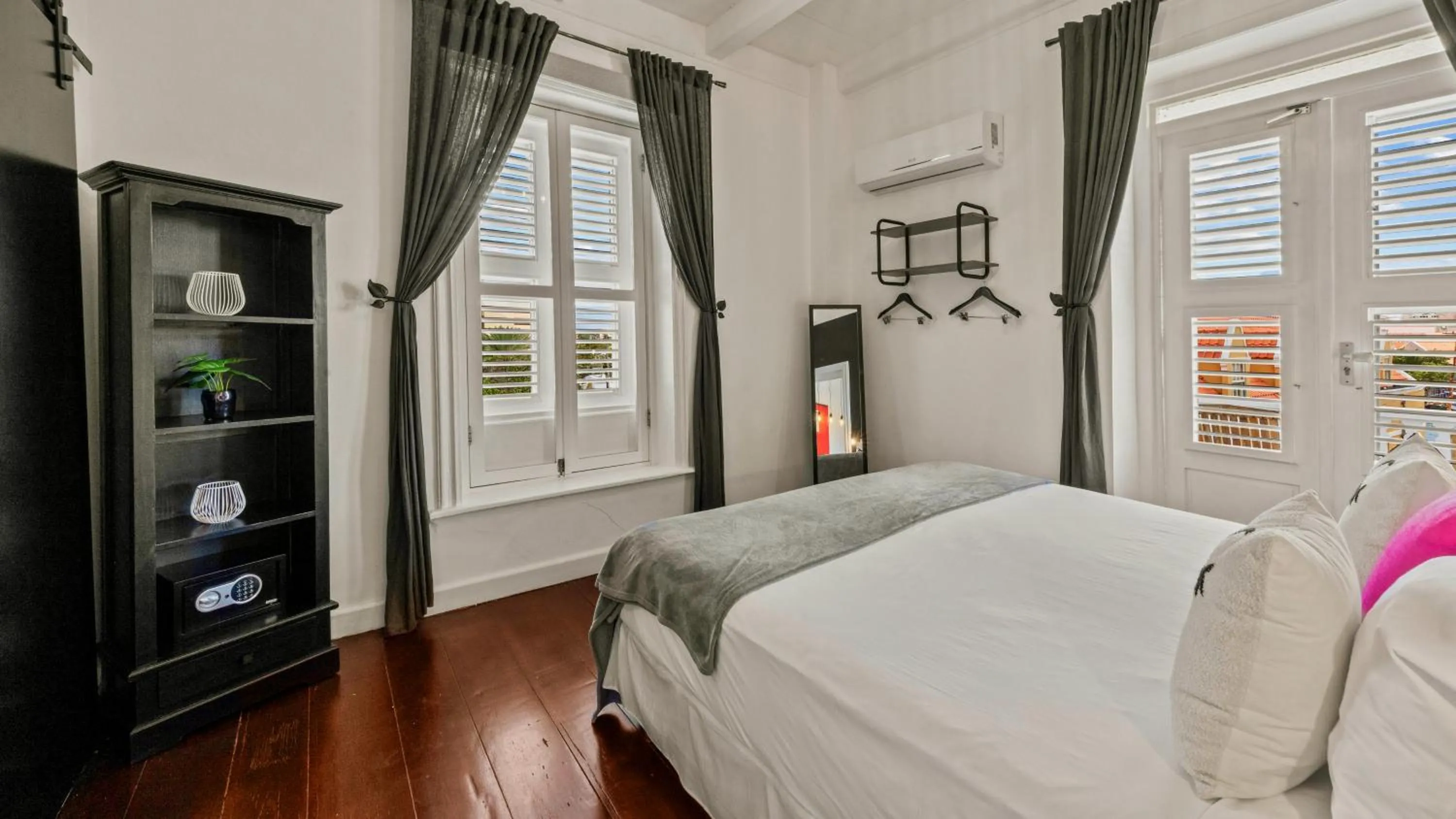 Photo of the whole room, Bed in Atelier Skalo Boutique Hotel