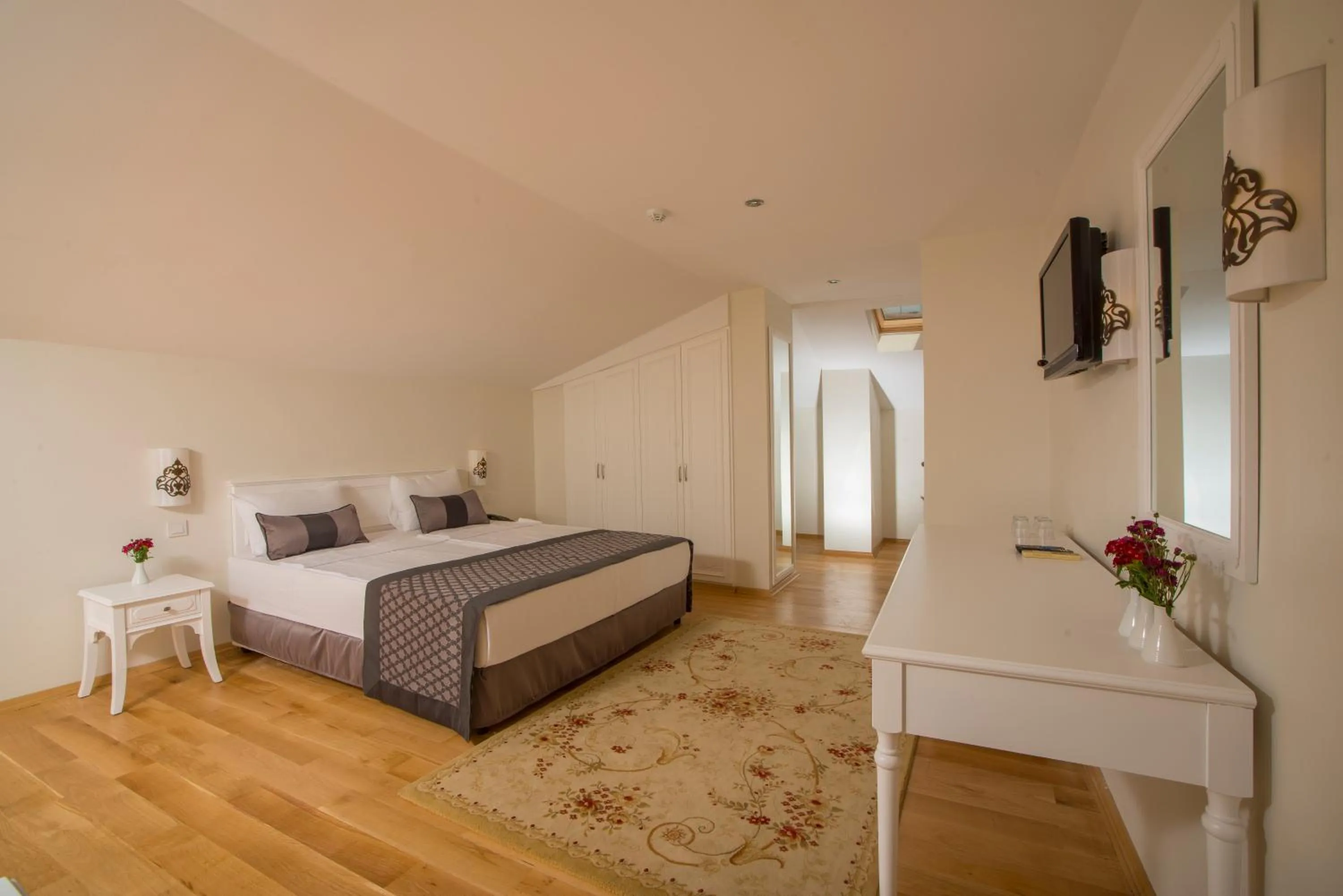 Photo of the whole room, Bed in Argos Hotel