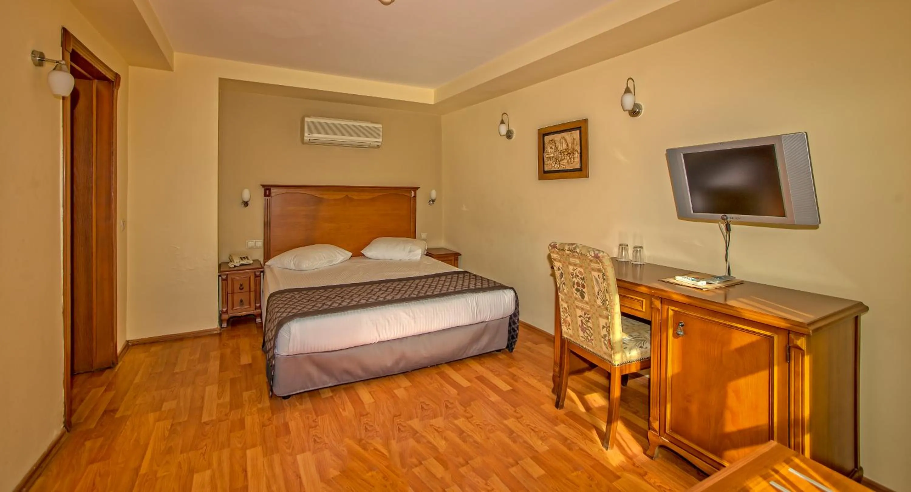 Photo of the whole room, Bed in Argos Hotel