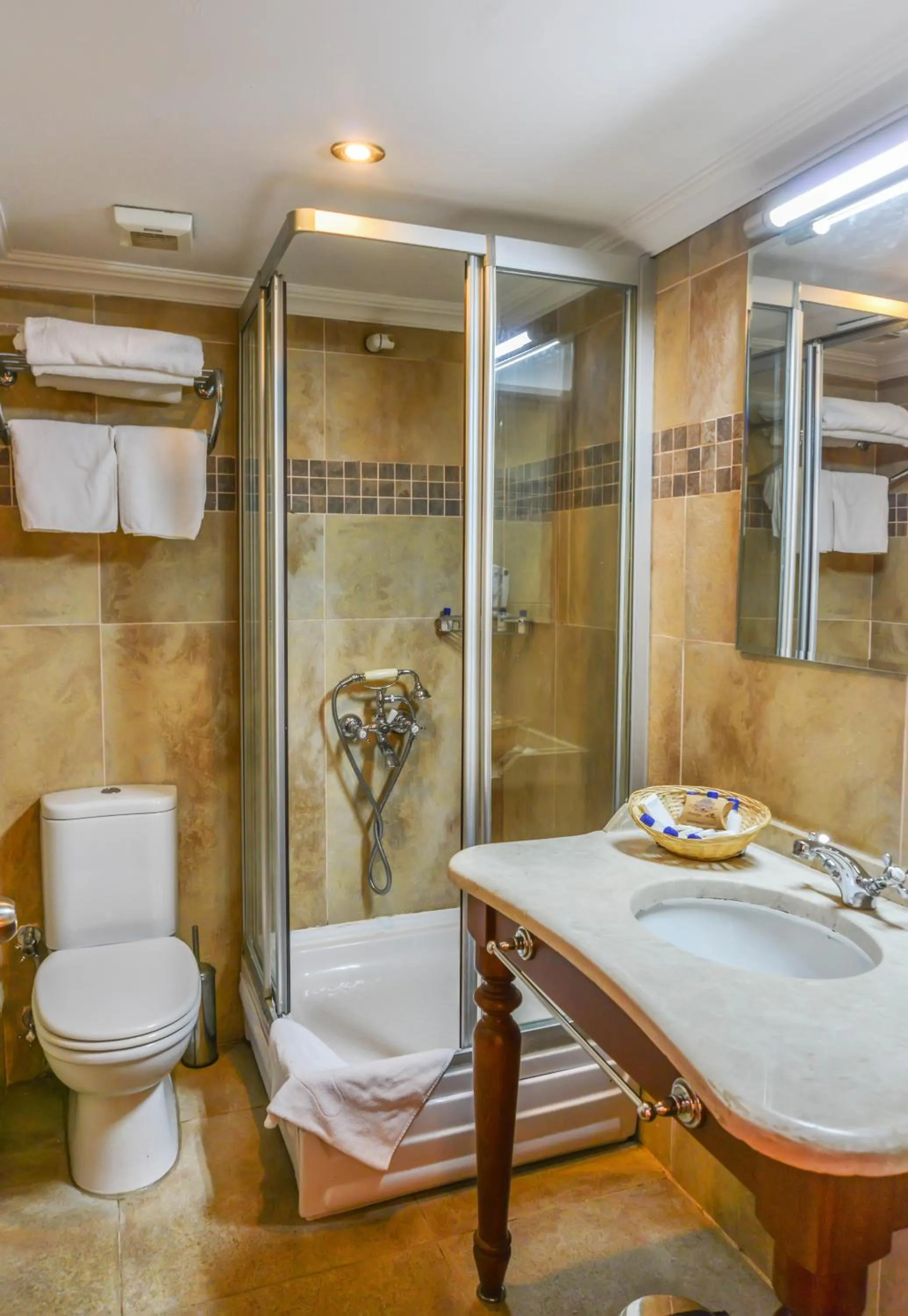 Bathroom in Argos Hotel