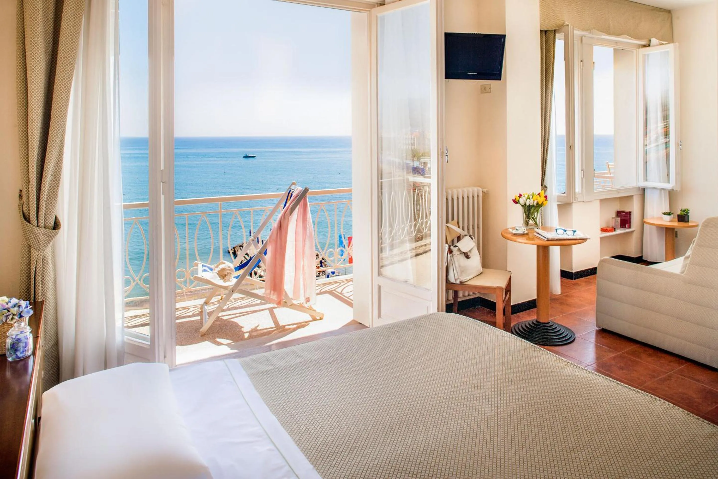 Family Room with Sea View in Hotel Golfo e Palme