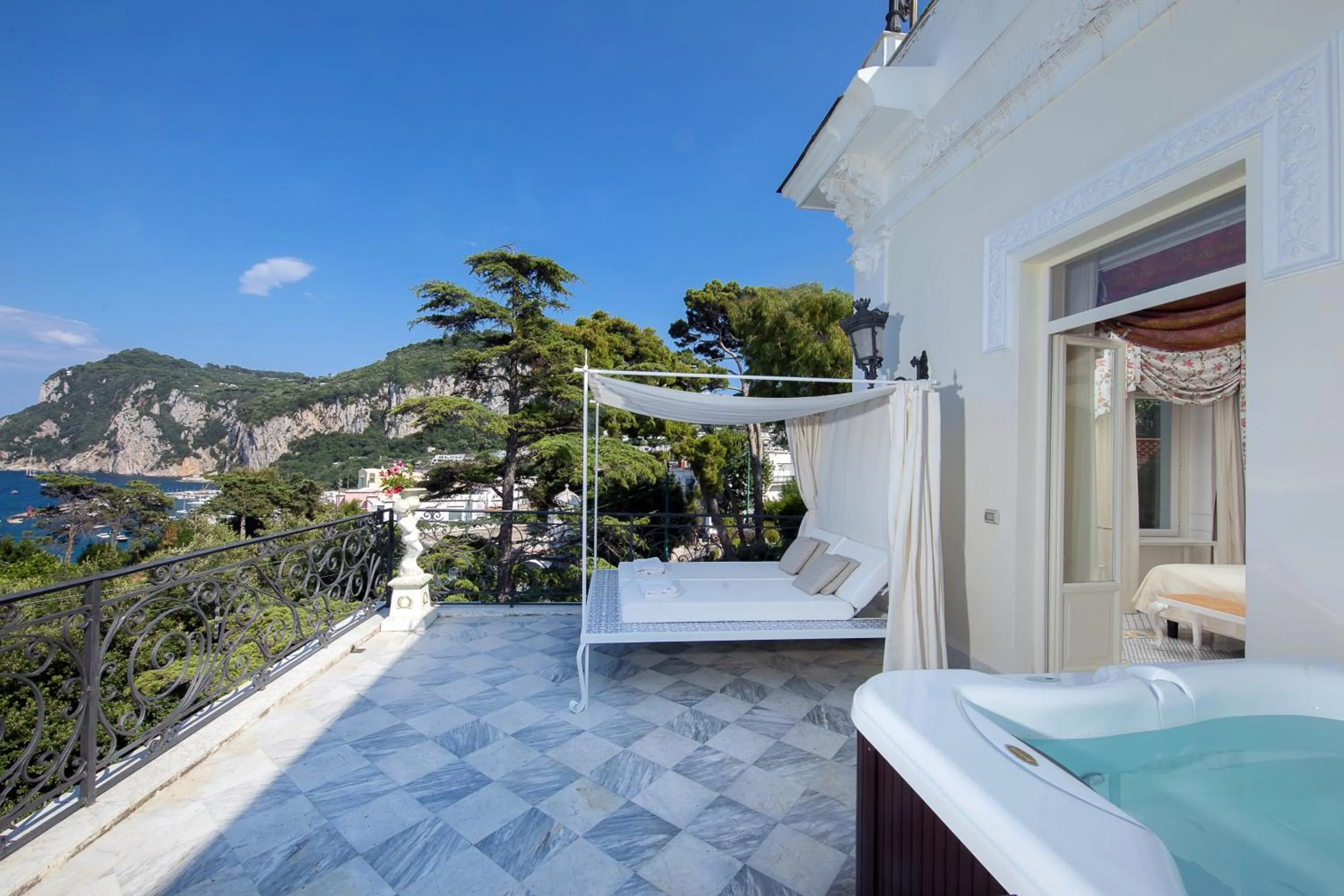 Hot Tub in Luxury Villa Excelsior Parco
