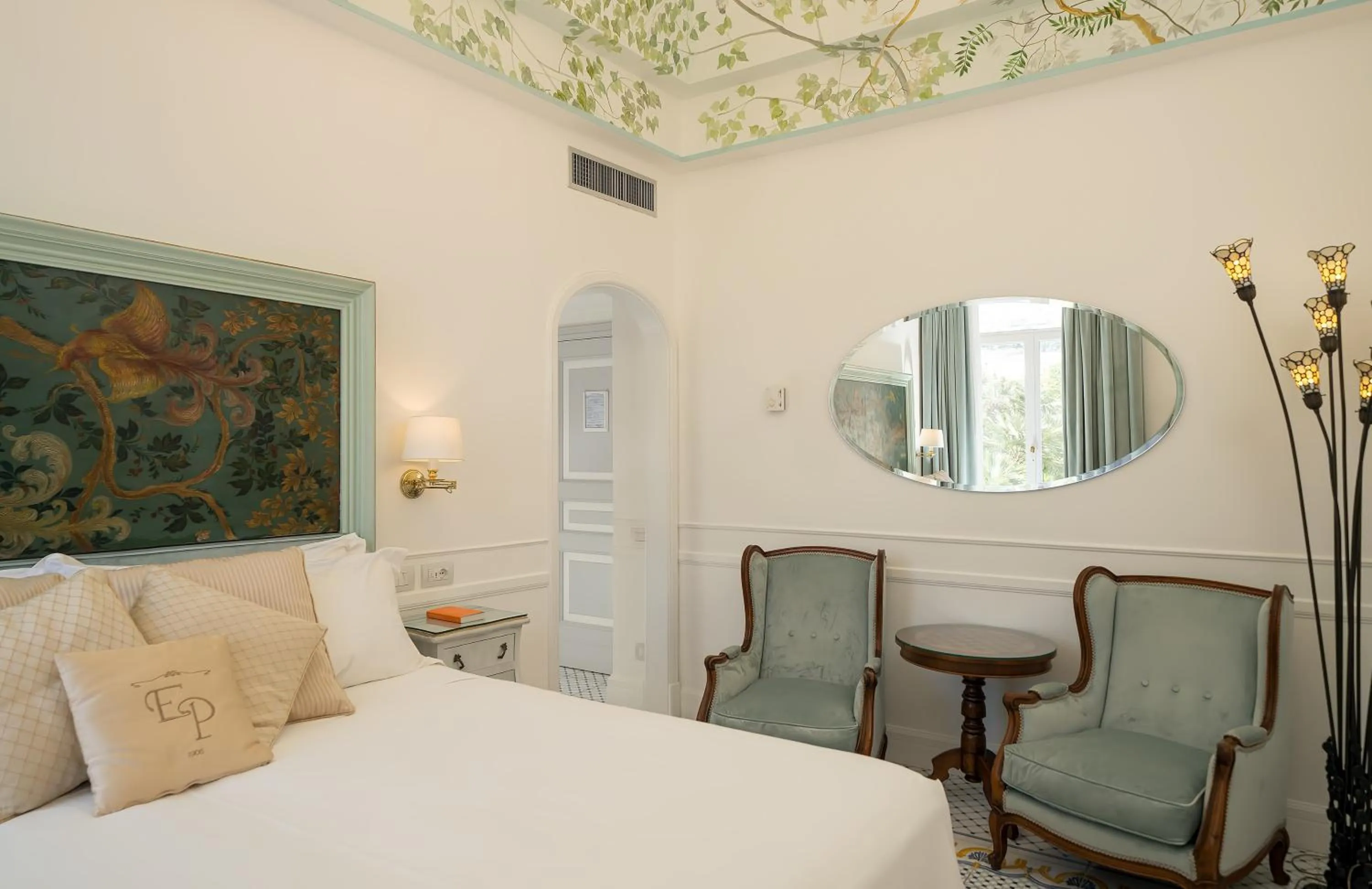 Bed in Luxury Villa Excelsior Parco