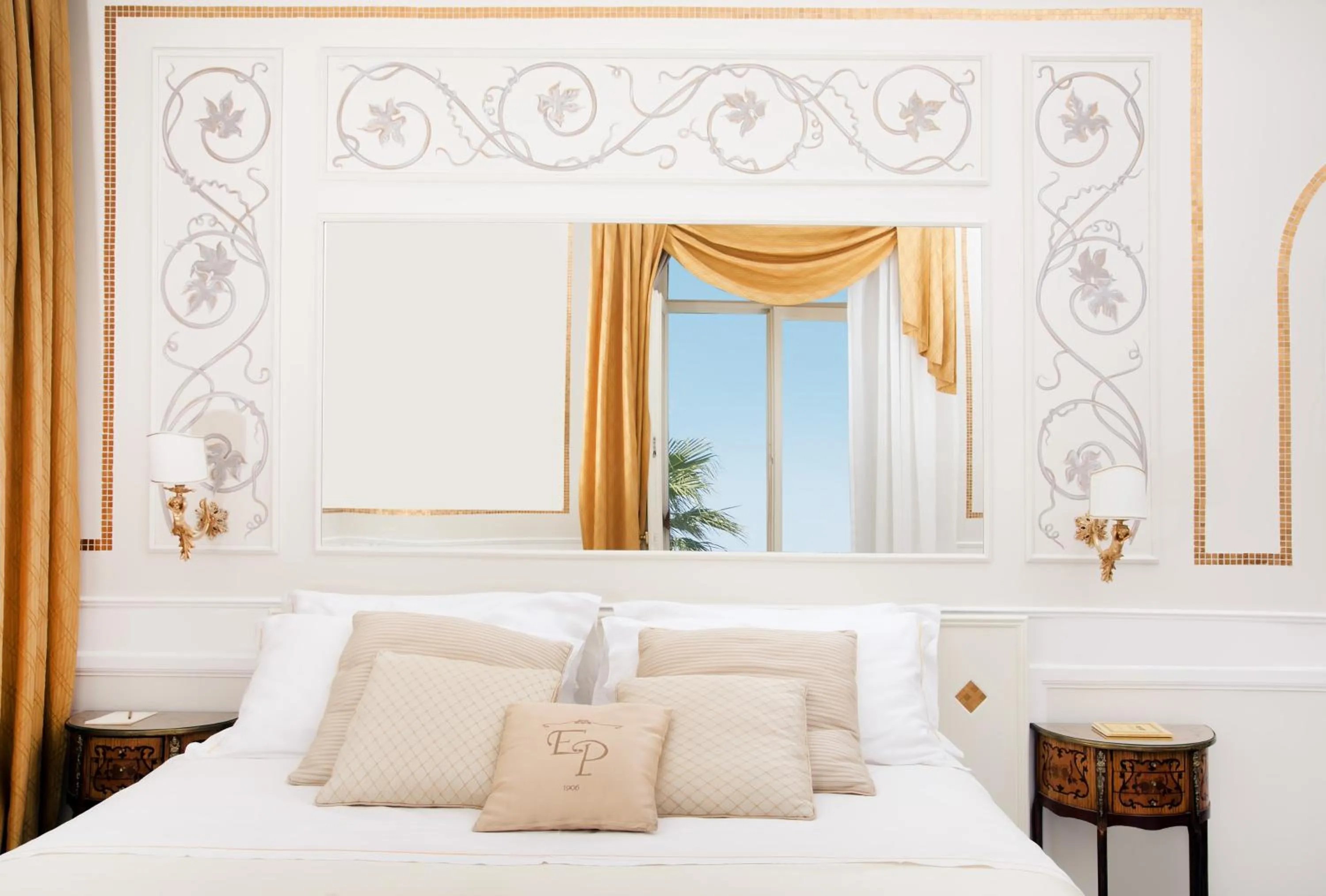 Decorative detail, Bed in Luxury Villa Excelsior Parco