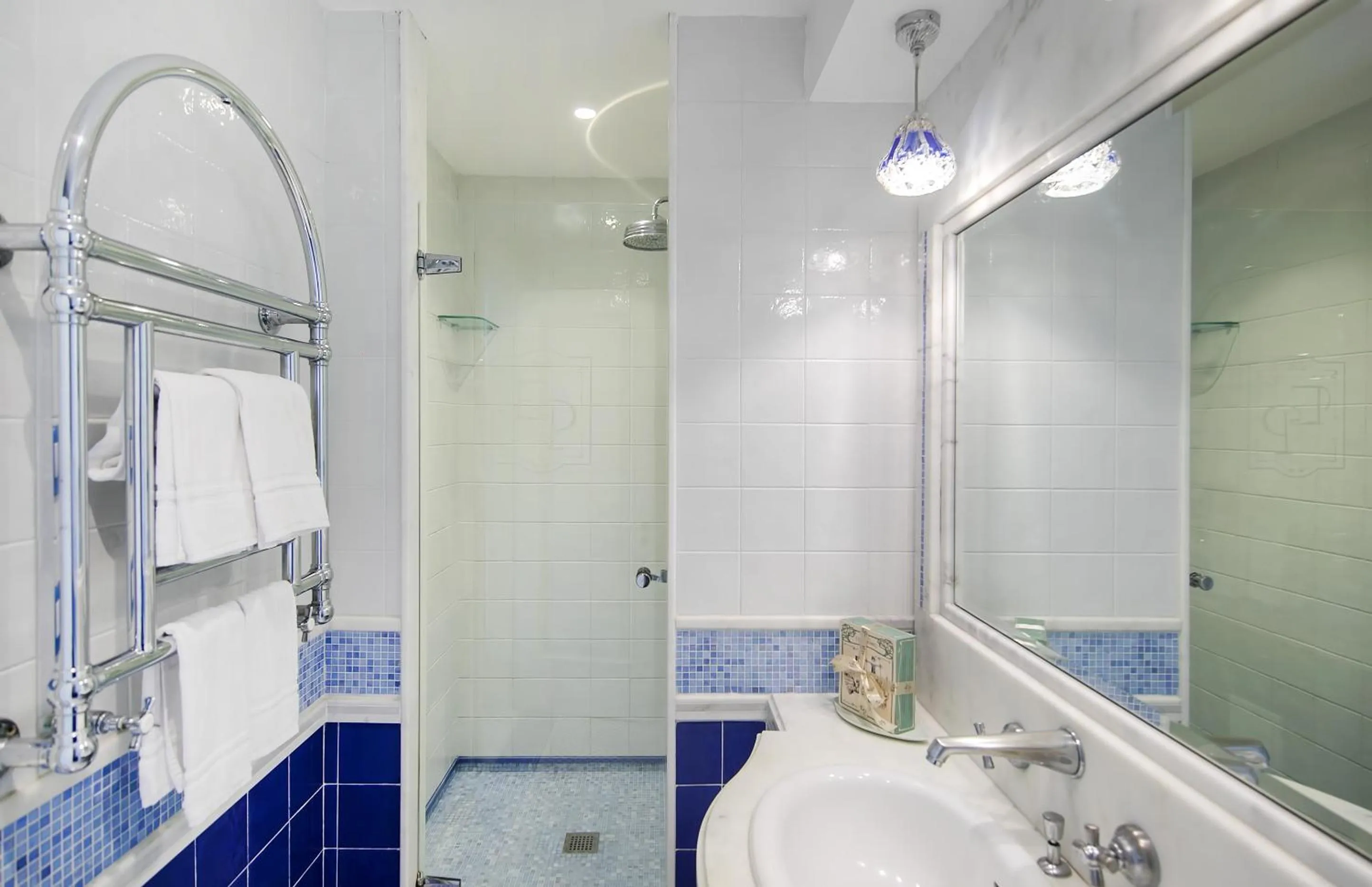 Shower in Luxury Villa Excelsior Parco