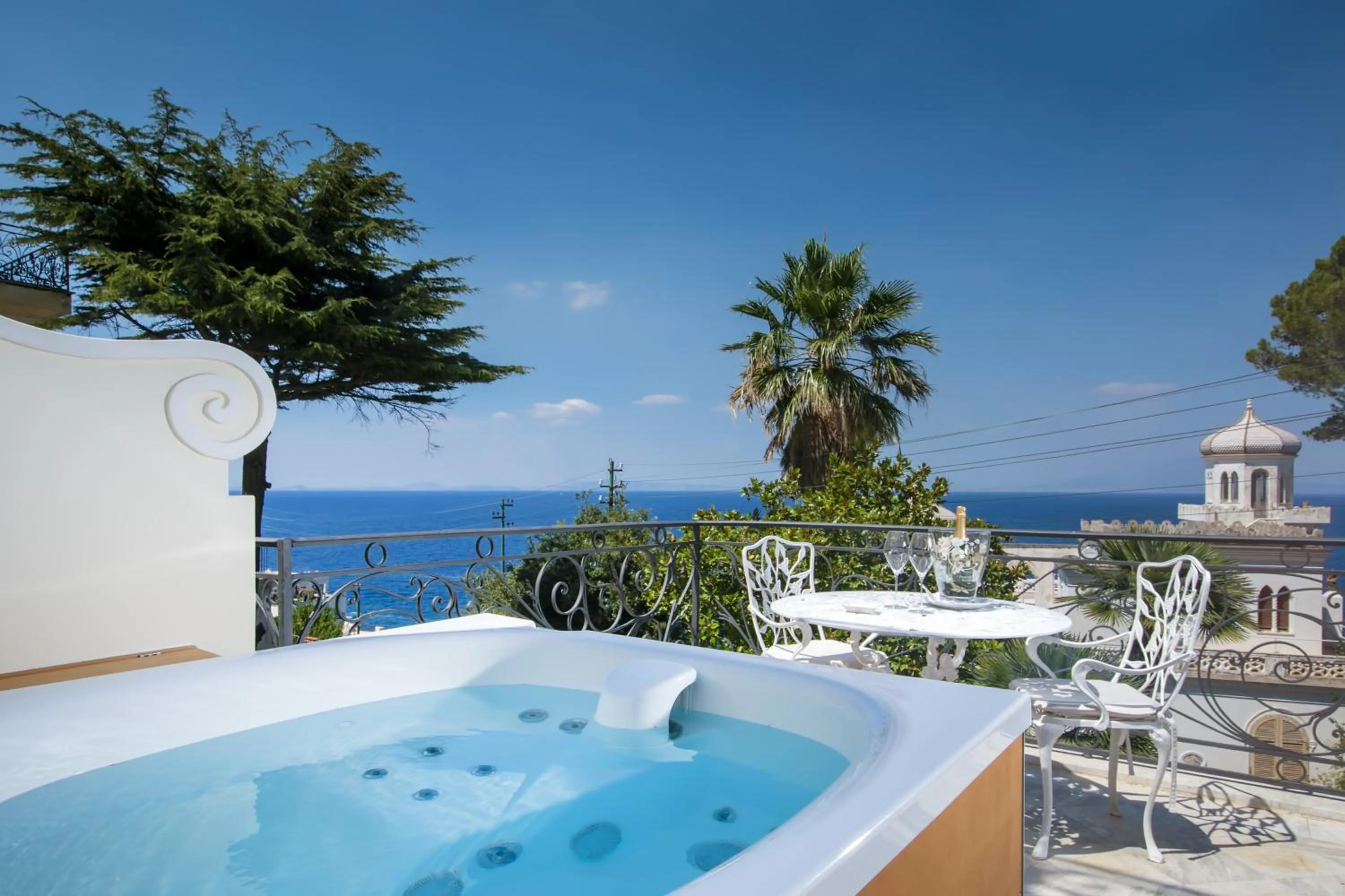 Hot Tub in Luxury Villa Excelsior Parco