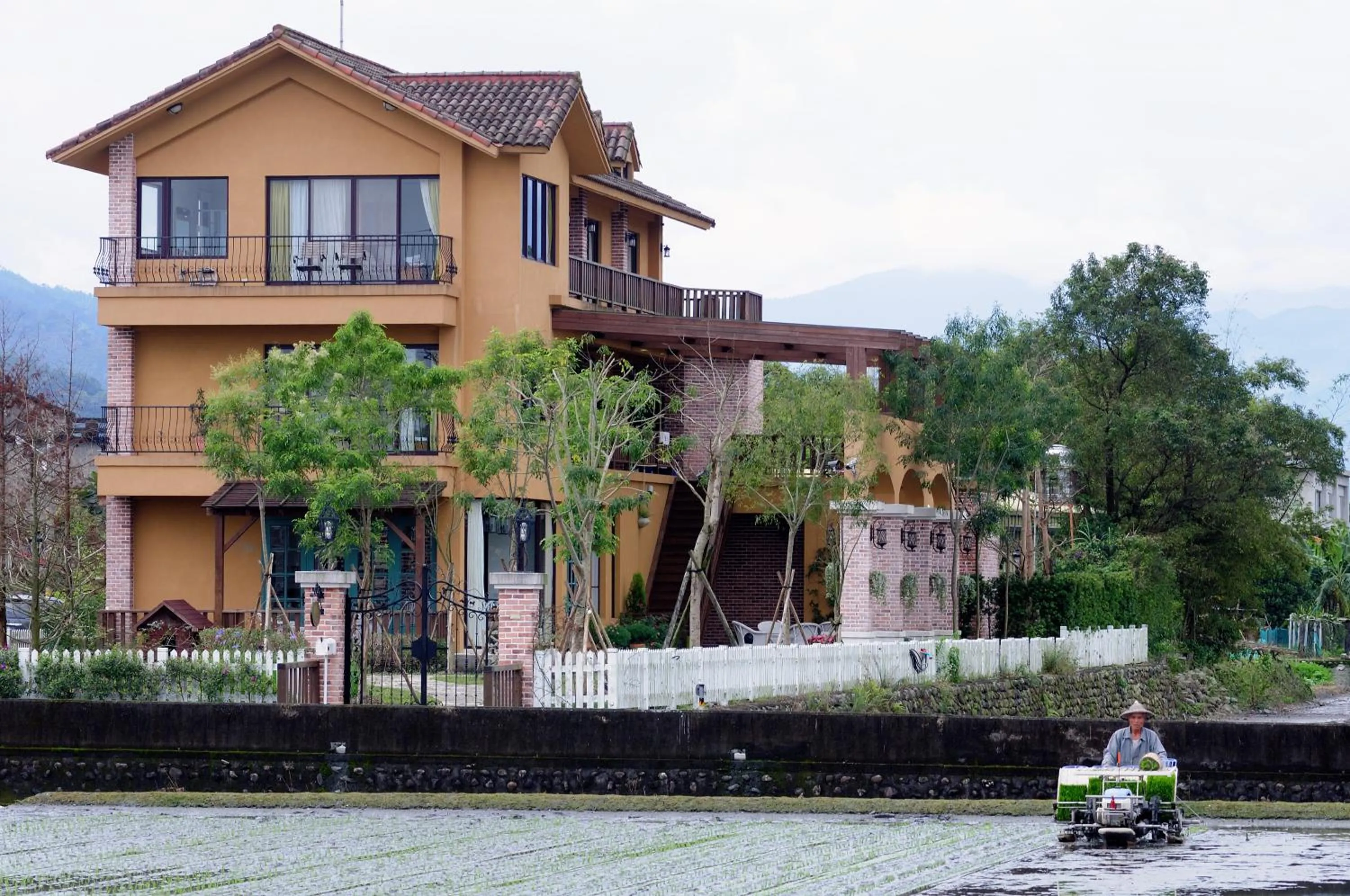 Facade/entrance in Sunday Home