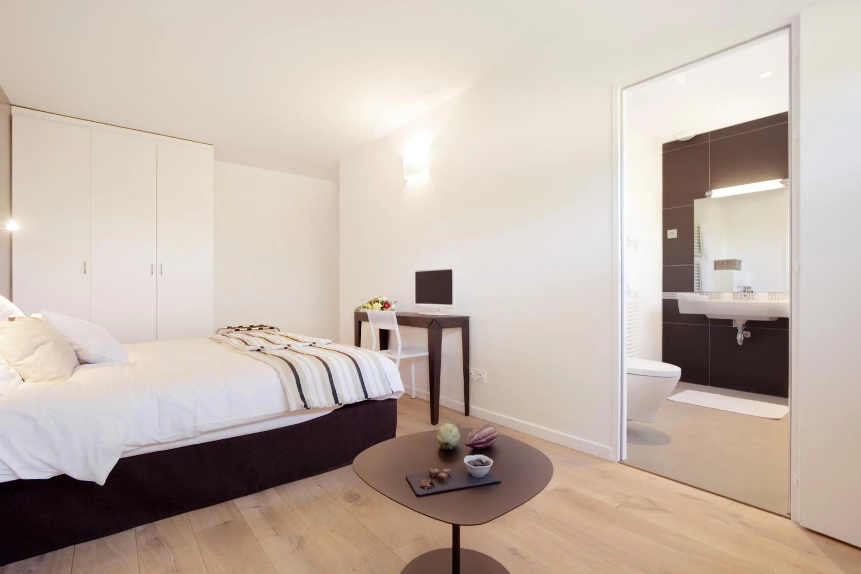 Photo of the whole room, Bed in La Maison de Karen Chocolat