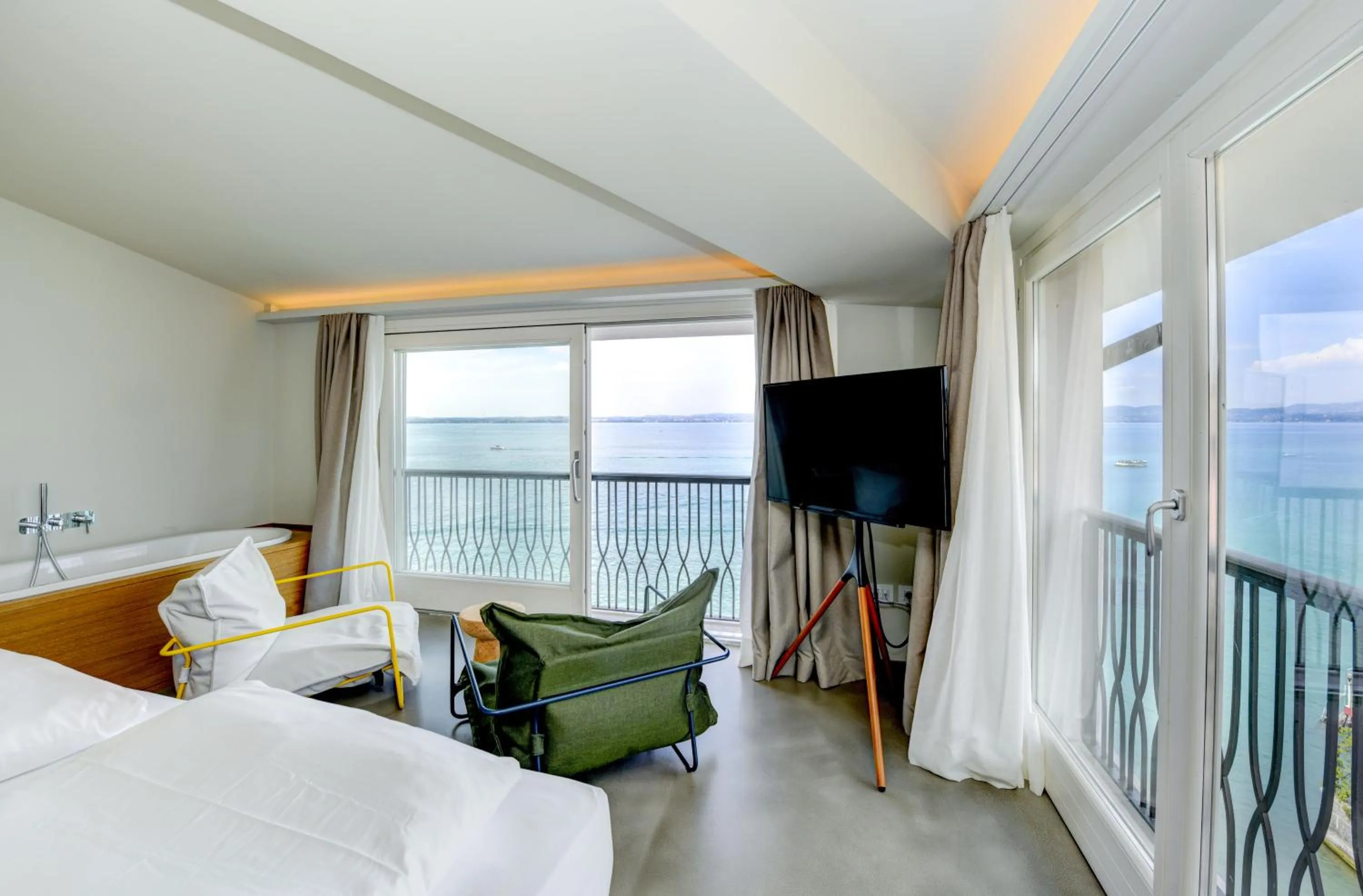 Communal lounge/ TV room, Bed in Hotel Flaminia