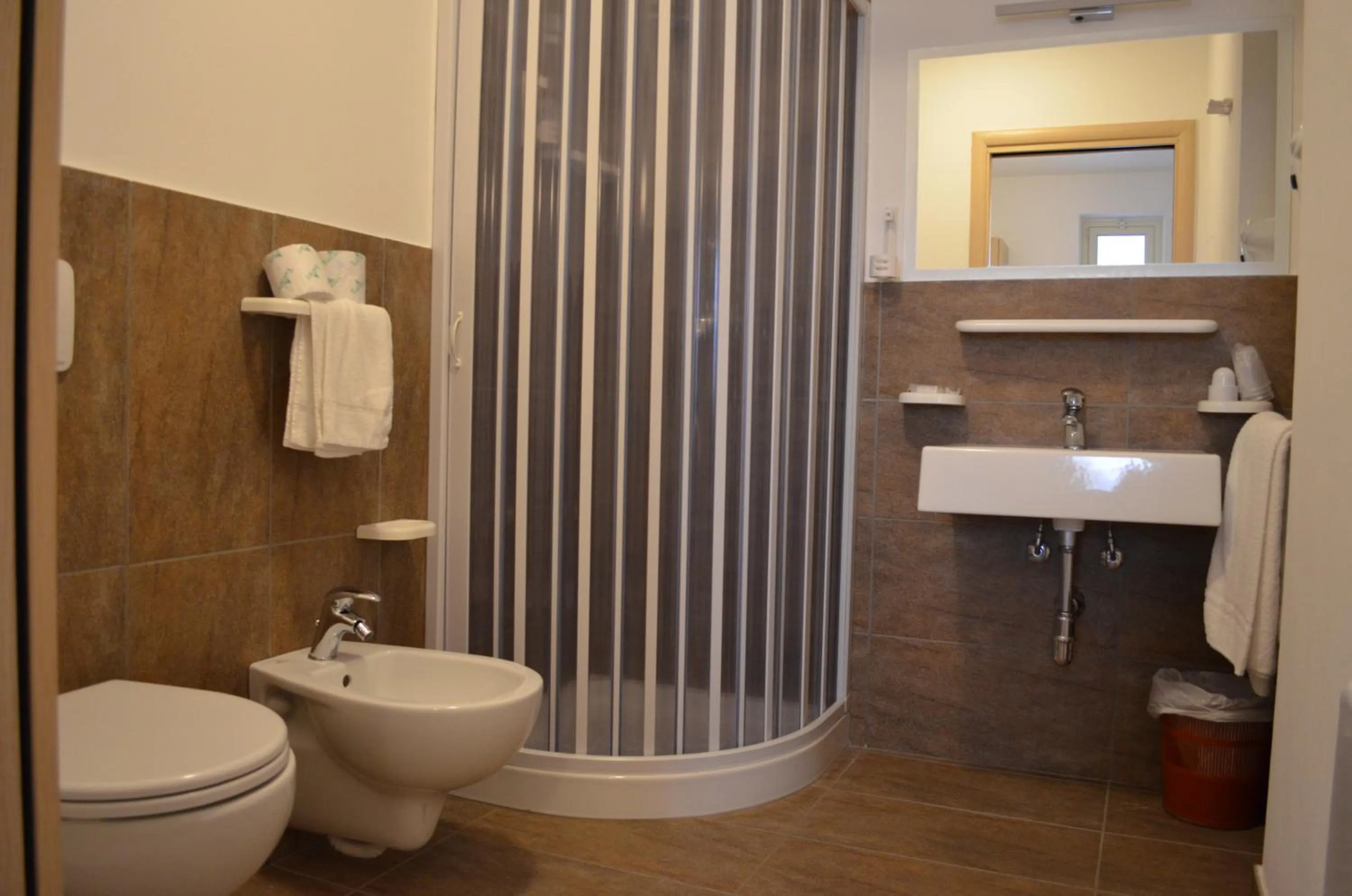 Shower in Hotel MARINELLA parking wi-fi spiaggia attrezzata